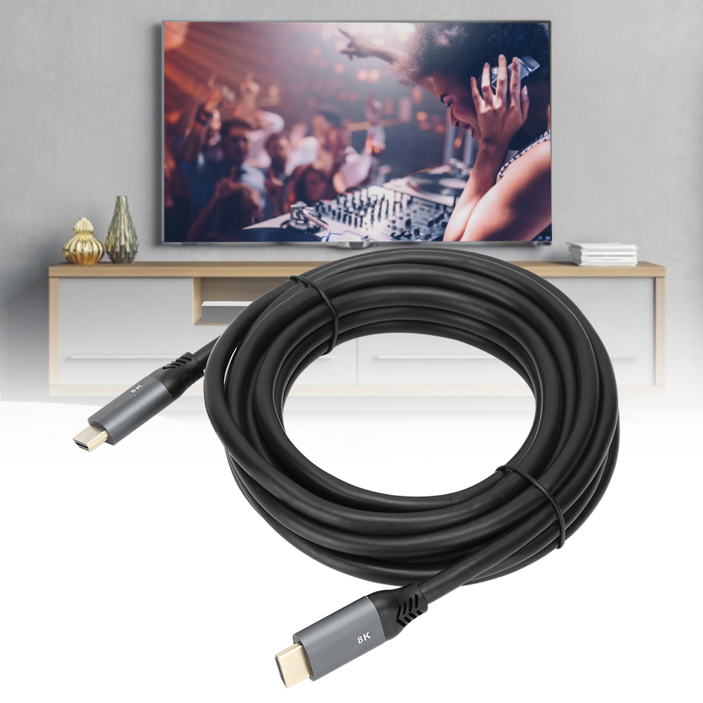 Ein schwarzes 8K-Kabel liegt vor einem Fernseher. Der Fernseher zeigt einen DJ, der bei einer Veranstaltung auftritt.