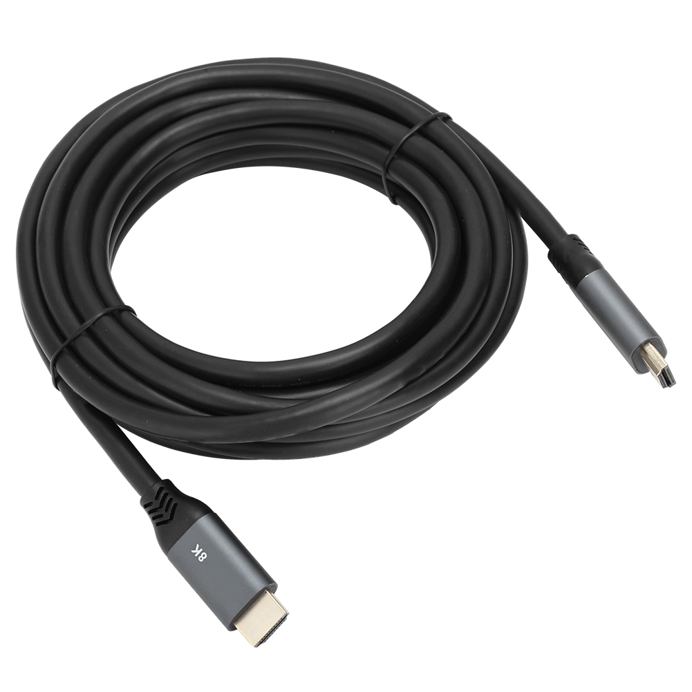 Schwarzes HDMI-Kabel auf weißem Grund. Graue Stecker an beiden Enden, einer mit '8K' bedruckt.