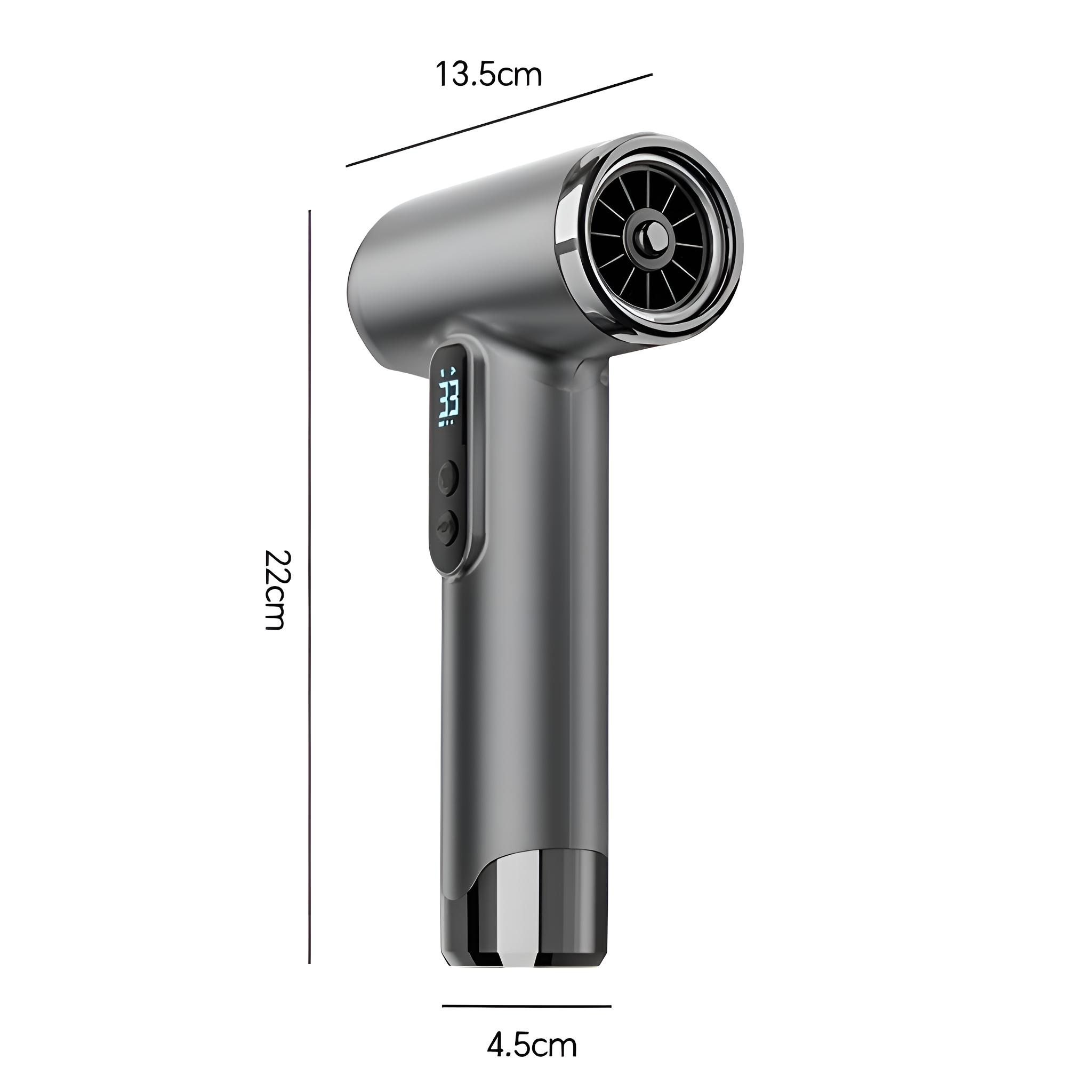 Ein silberner Haartrockner mit Digitalanzeige. Er ist 22 cm hoch und 13,5 cm breit. Der Griff misst 4,5 cm.