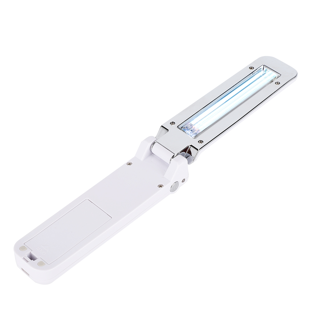 Ein weißes und silbernes UV-Lichtgerät ist auf weißem Hintergrund abgewinkelt. Es hat einen rechteckigen Kopf und einen langen Griff.