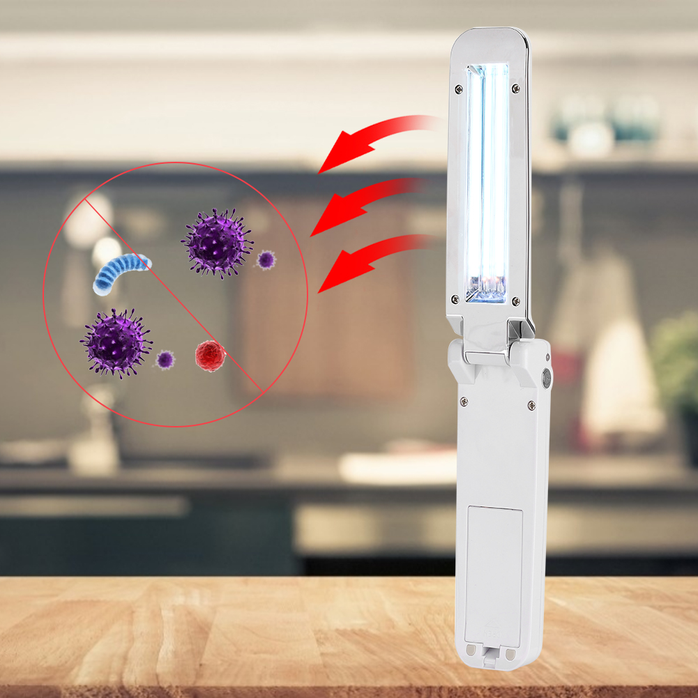 Ein weißer UV-Licht-Sanitizer mit roten Pfeilen, die auf einen Kreis mit Virusillustrationen zeigen. Das Gerät steht auf einem Holztisch.