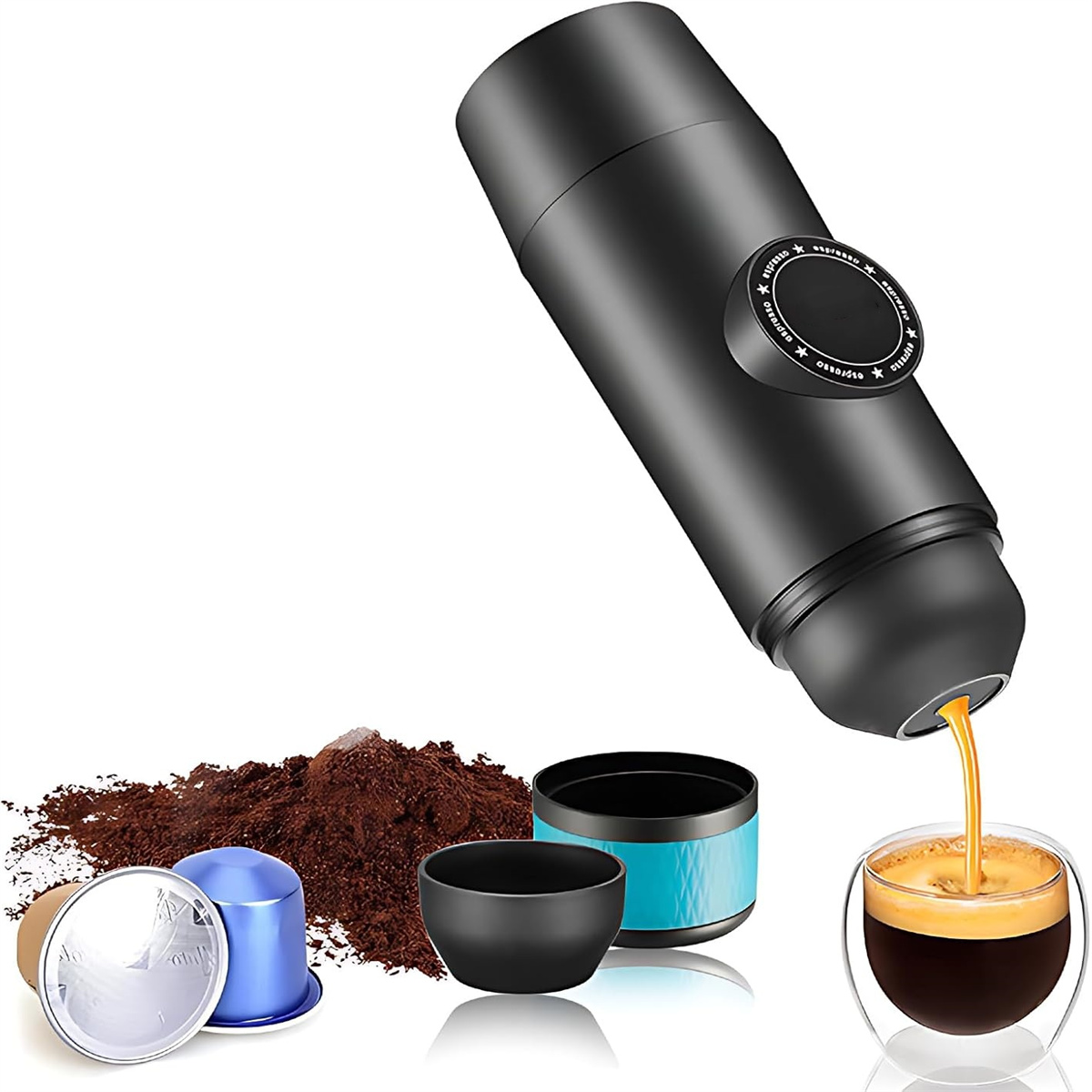 Ein tragbarer Espressomaschine gibt Kaffee in ein Glas aus. Kaffeepulver, Kaffeepads und Tassen sind in der Nähe.