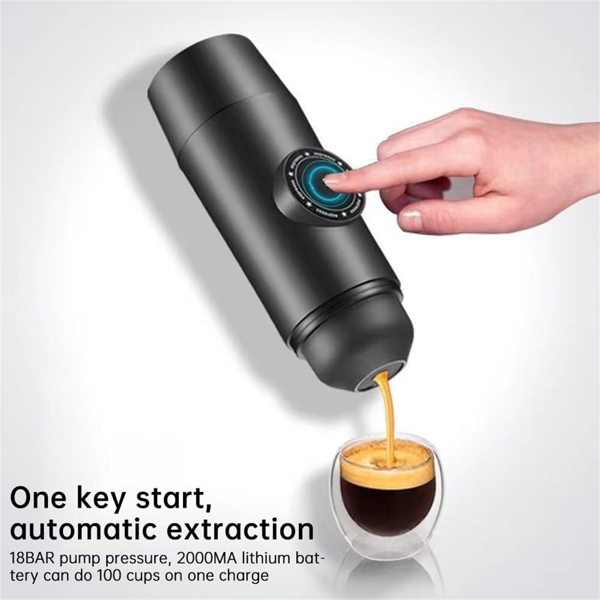 Eine Hand drückt einen Knopf an einer schwarzen Espressomaschine. Kaffee fließt in ein Glas. Text: One-Key-Start, automatische Extraktion.