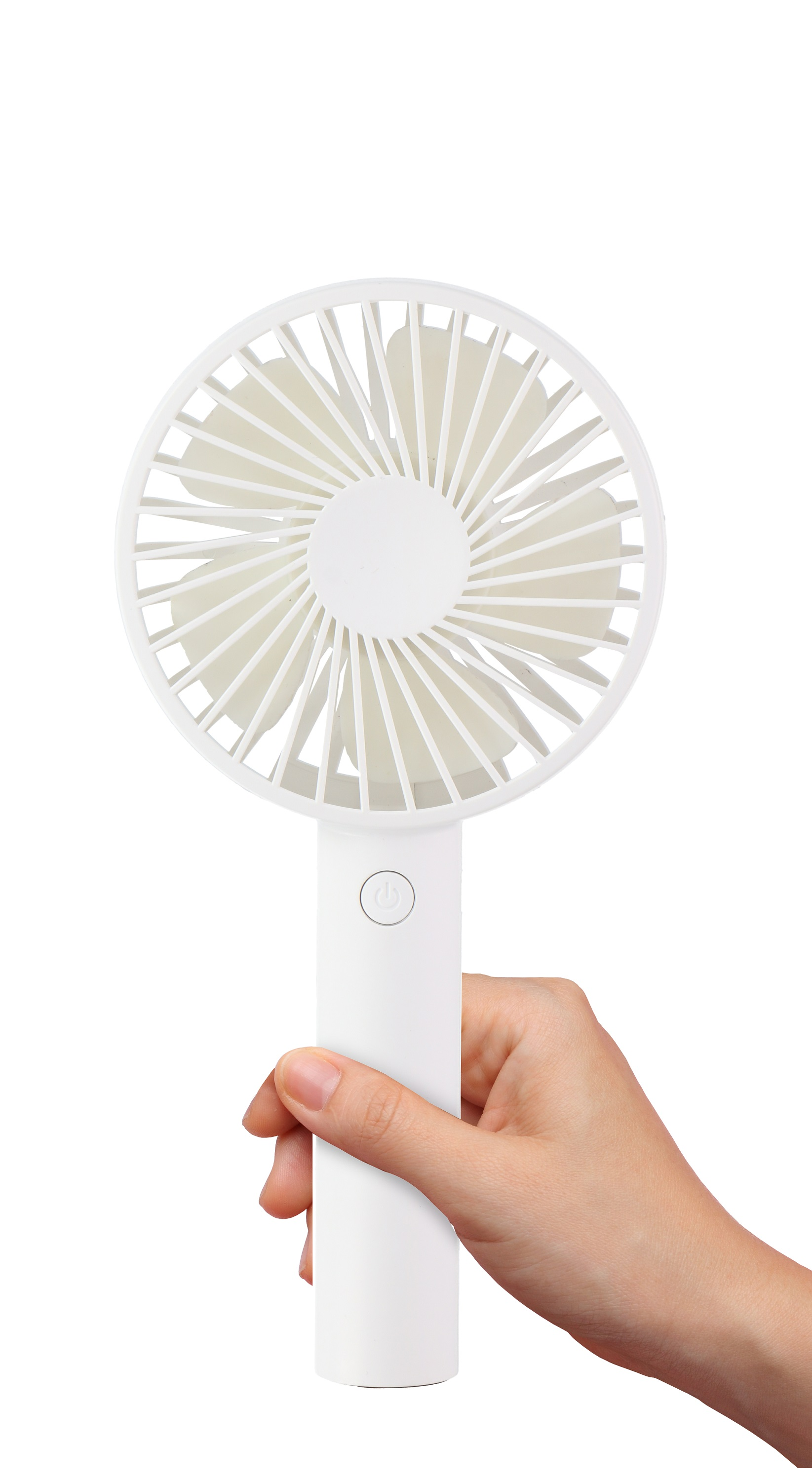 Un ventilatore a mano bianco tenuto da una mano su sfondo bianco. Il ventilatore è rotondo con pale e un'impugnatura.
