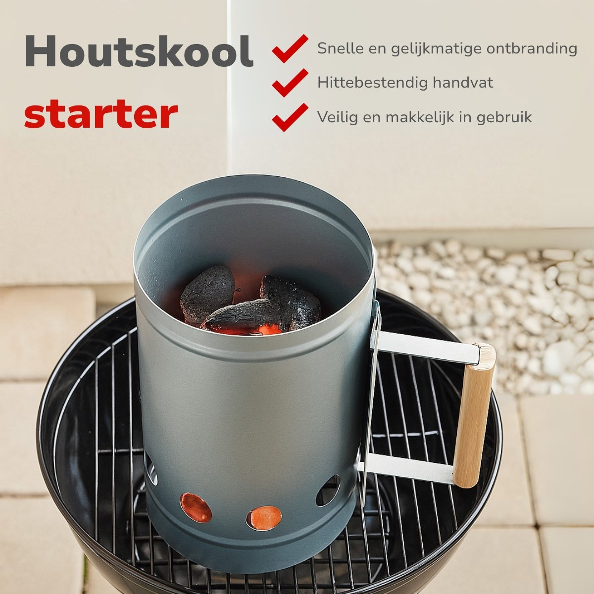 A charcoal chimney starter with burning coals inside. It sits on a black grill. Text reads 'Houtskool starter'.