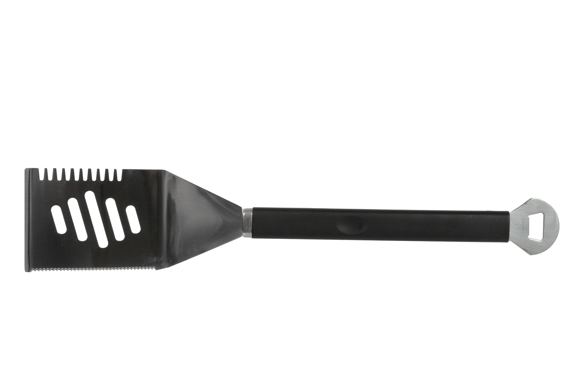 Una espátula de metal con mango negro en horizontal. Tiene una hoja ranurada y un abrebotellas en el extremo.