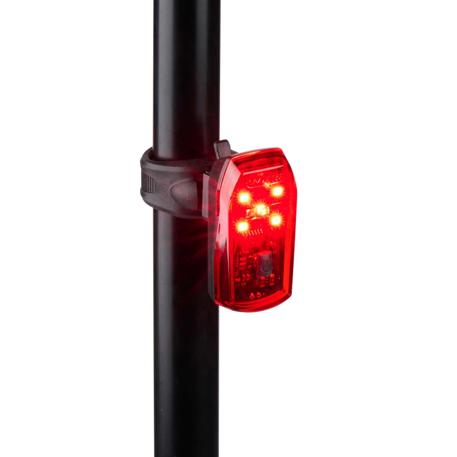 Een rood achterlicht voor een fiets is bevestigd op een zwarte paal. Het licht is rechthoekig met meerdere brandende LED's. De achtergrond is wit.