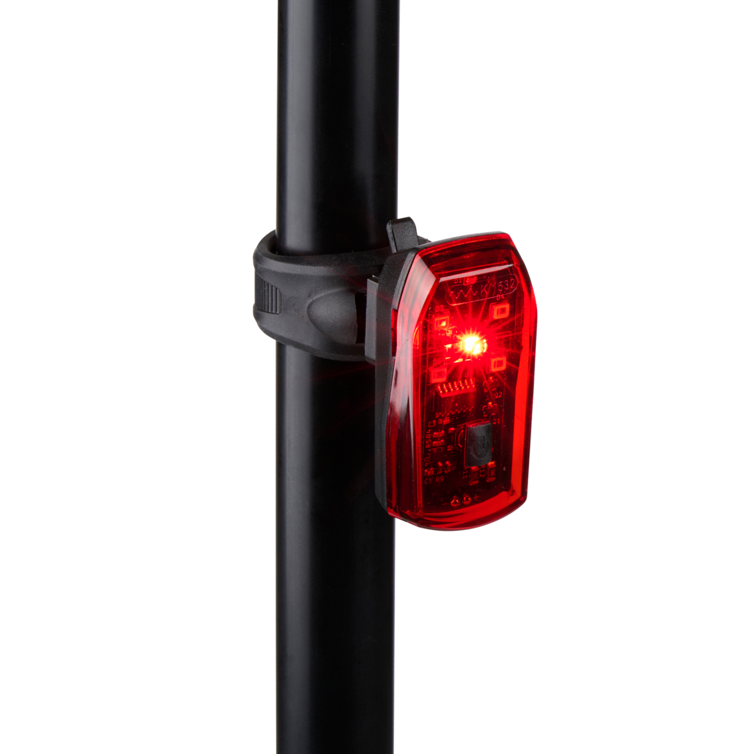 Rood fietslicht bevestigd aan een zwarte paal. Het licht brandt en schijnt fel. De achtergrond is wit.