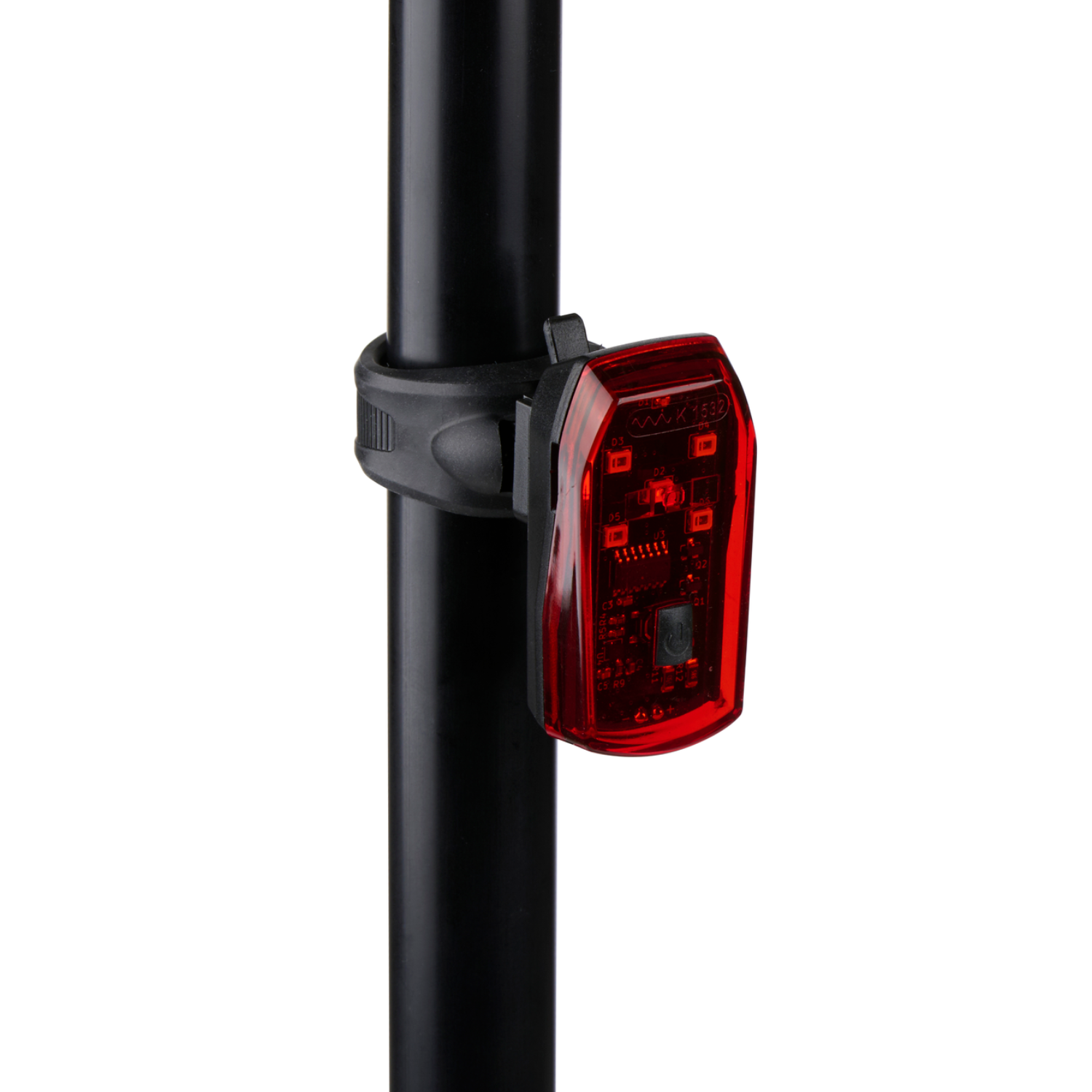 Een rood achterlicht voor de fiets is gemonteerd op een zwarte paal. Het licht heeft een doorzichtige plastic hoes en een zwarte knop. Witte achtergrond.