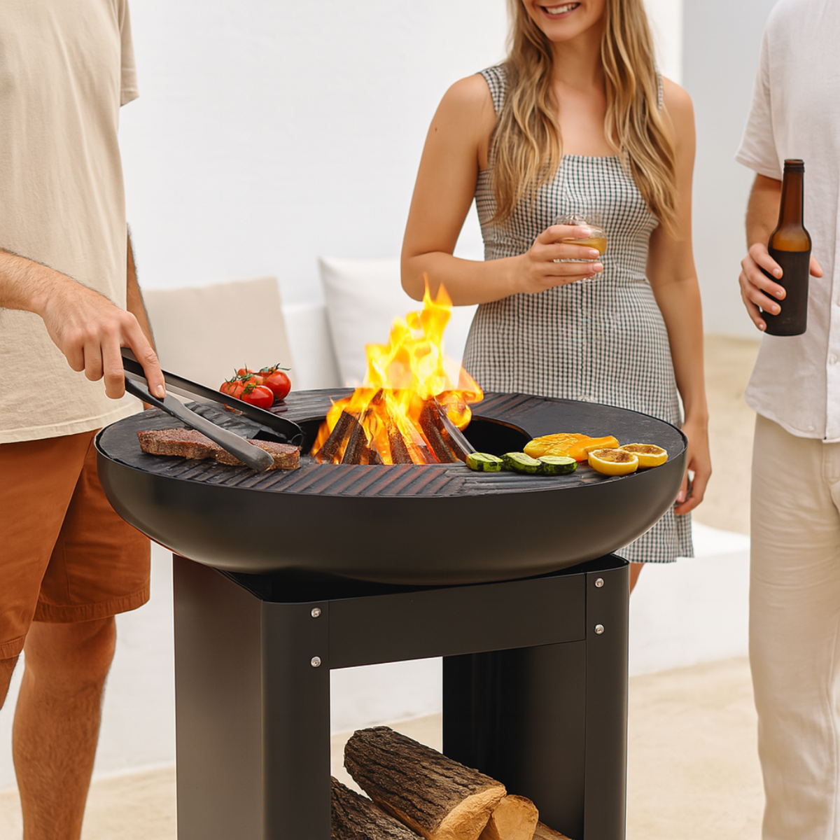 Mensen die buiten eten grillen. Een vuurplaats met vlammen, eten en mensen die drankjes vasthouden. De scène suggereert een sociale bijeenkomst.