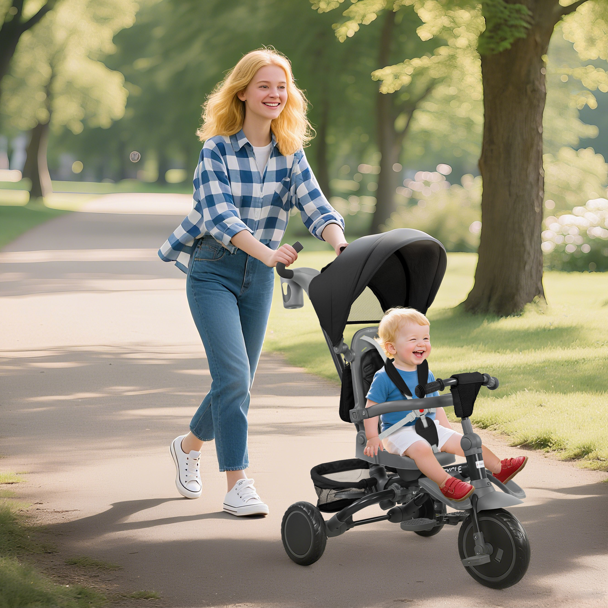 Donna che spinge un passeggino con un bambino. Il bambino sorride. Stanno camminando su un sentiero in un parco.