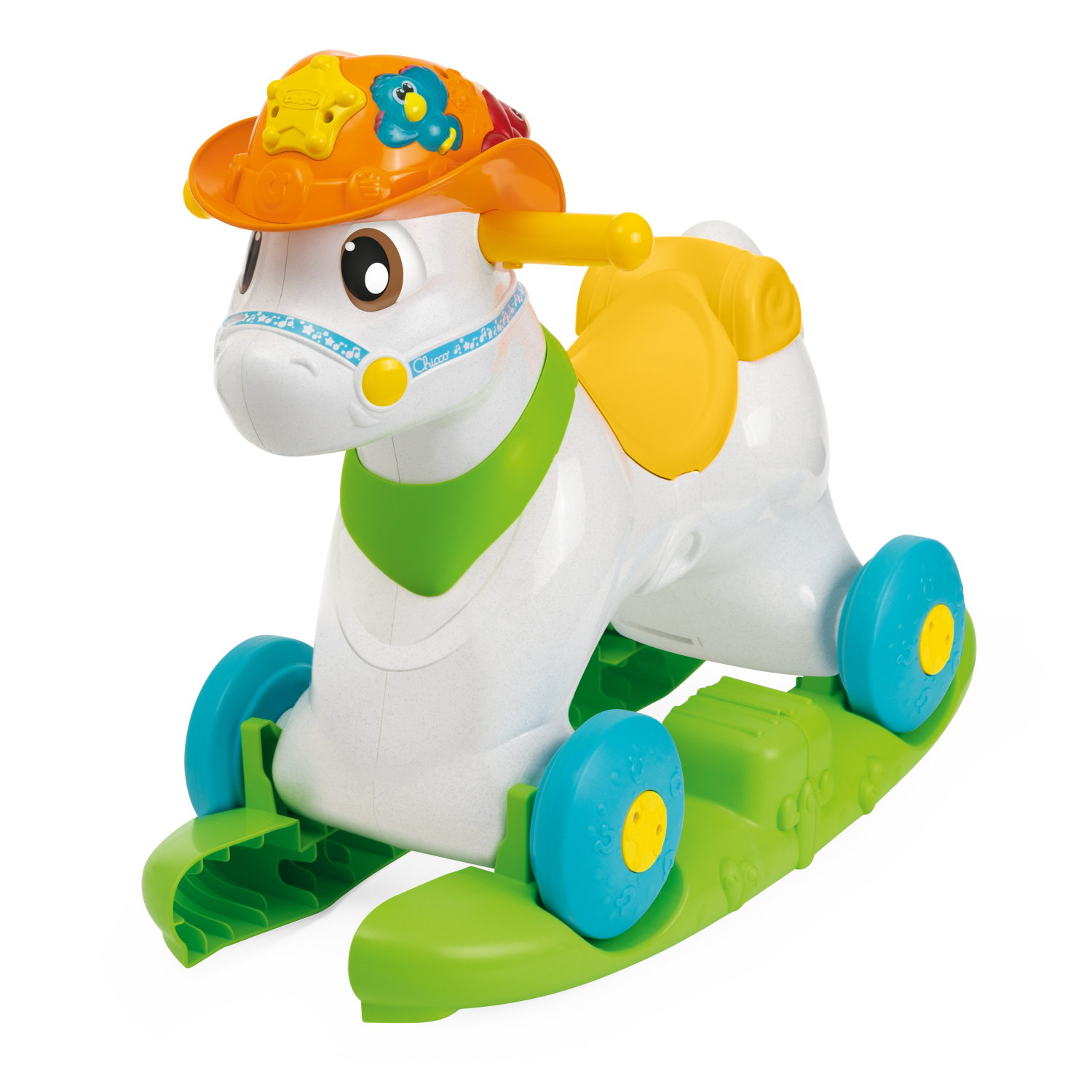 Un cavallo a dondolo giocattolo bianco e verde con un cappello da cowboy. Ha ruote blu, dettagli gialli e una base verde.
