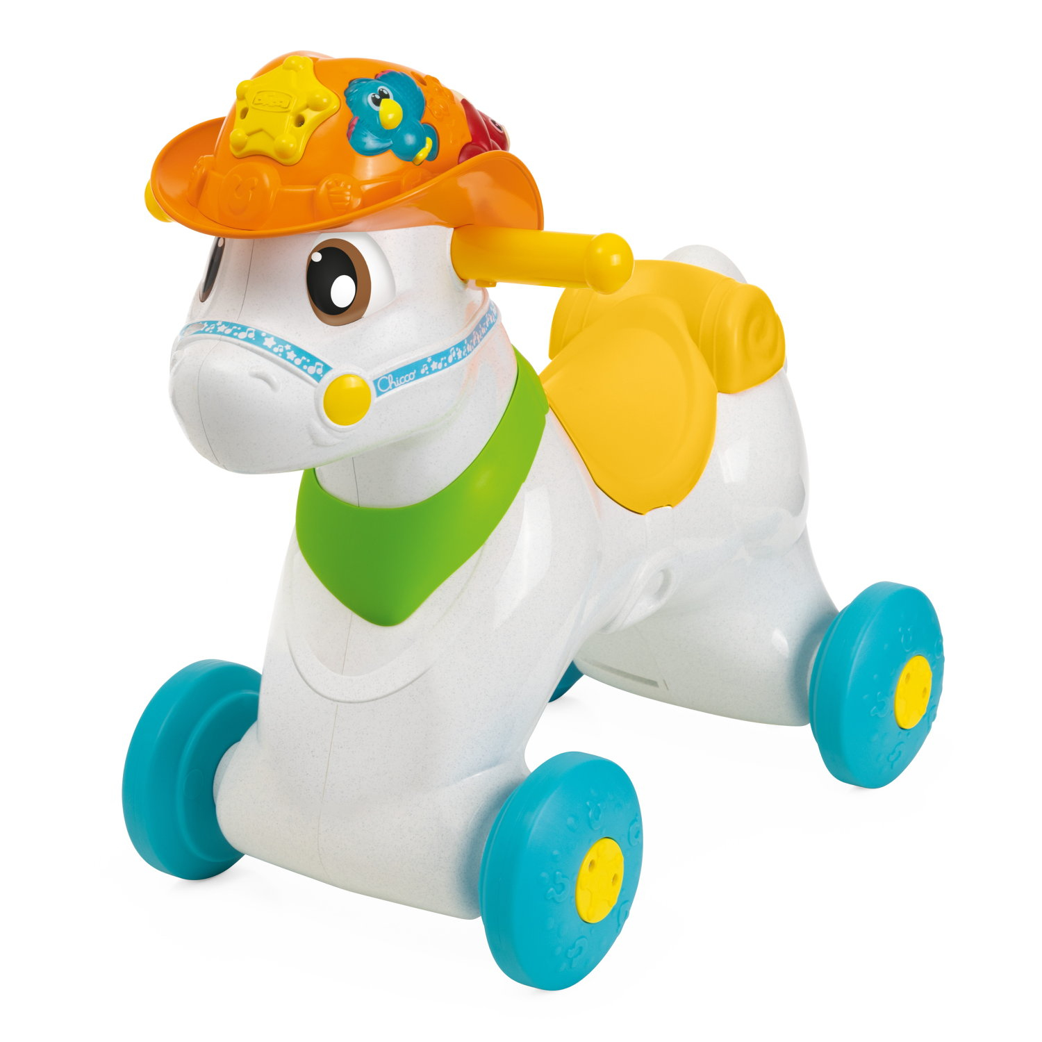 Un cavallo giocattolo bianco con cappello arancione, sella gialla, collare verde e ruote blu. Il cavallo ha una faccia sorridente.