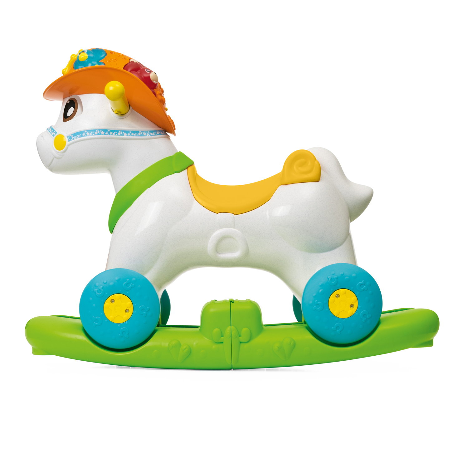 Un cavallo a dondolo bianco con cappello arancione. Ha accenti verdi e gialli e ruote blu su una base verde.