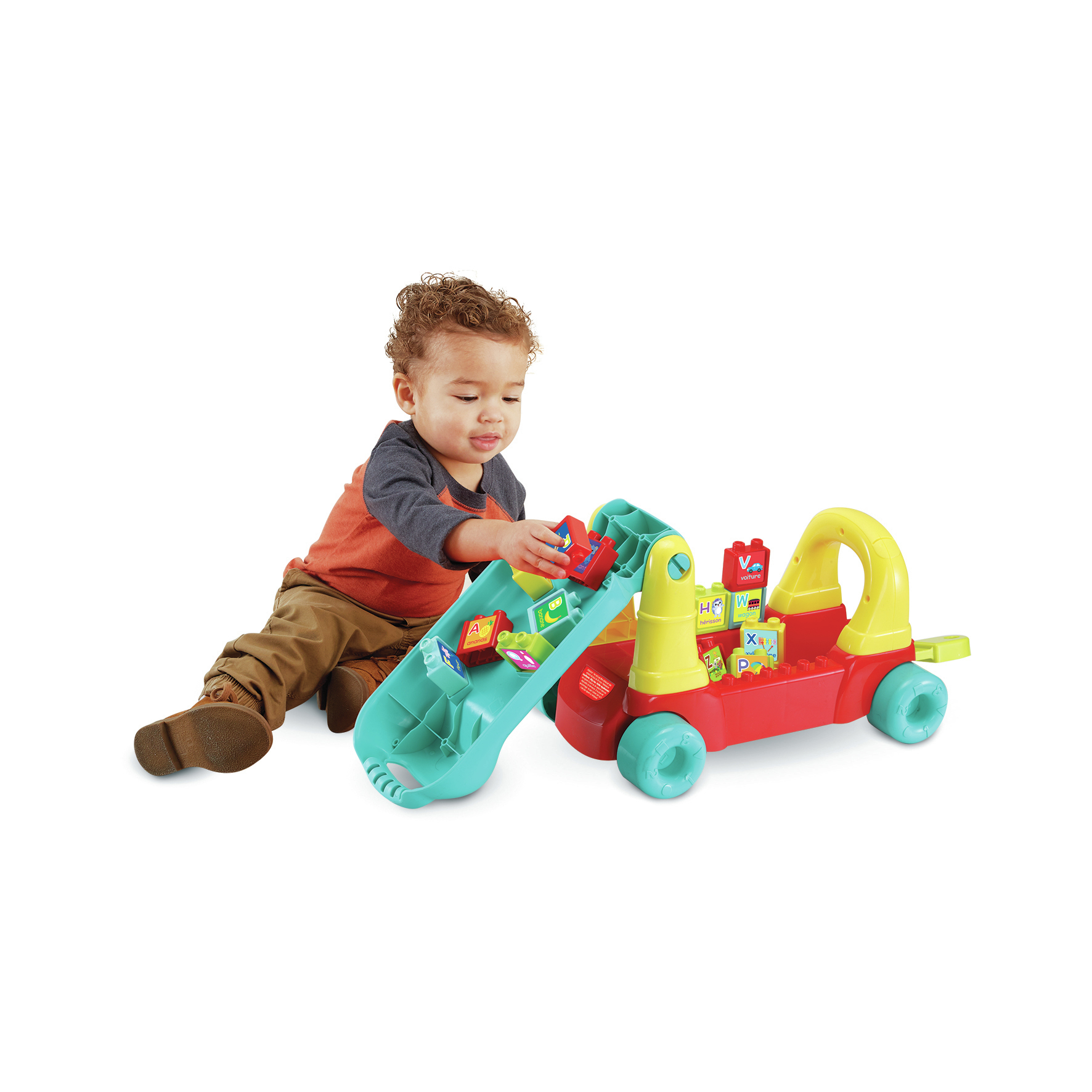 Małe dziecko bawi się zabawką w postaci samochodu. Samochód jest czerwony, żółty i niebiesko-zielony, z klockami alfabetu. Dziecko ma na sobie pomarańczowy i brązowy.