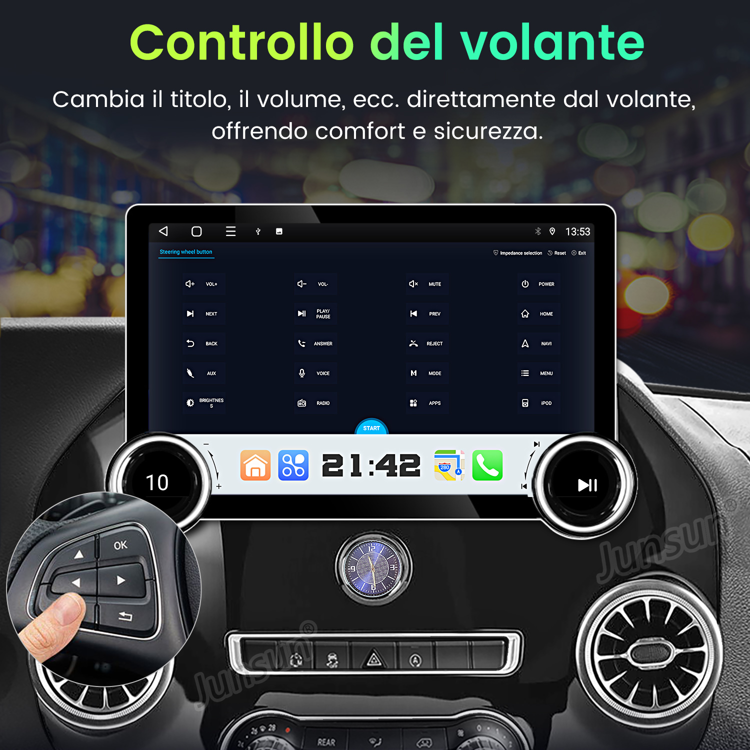 Cruscotto auto con display touchscreen che mostra i comandi. Una mano preme un pulsante sul volante. Testo: Controllo del volante.