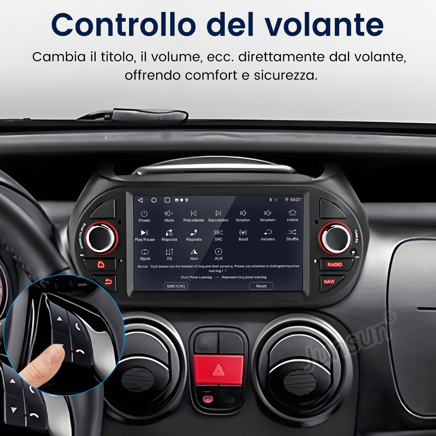 Sistema multimediale per auto con pulsanti e schermo. Una mano preme un pulsante. Il testo dice 'Controllo del volante'.