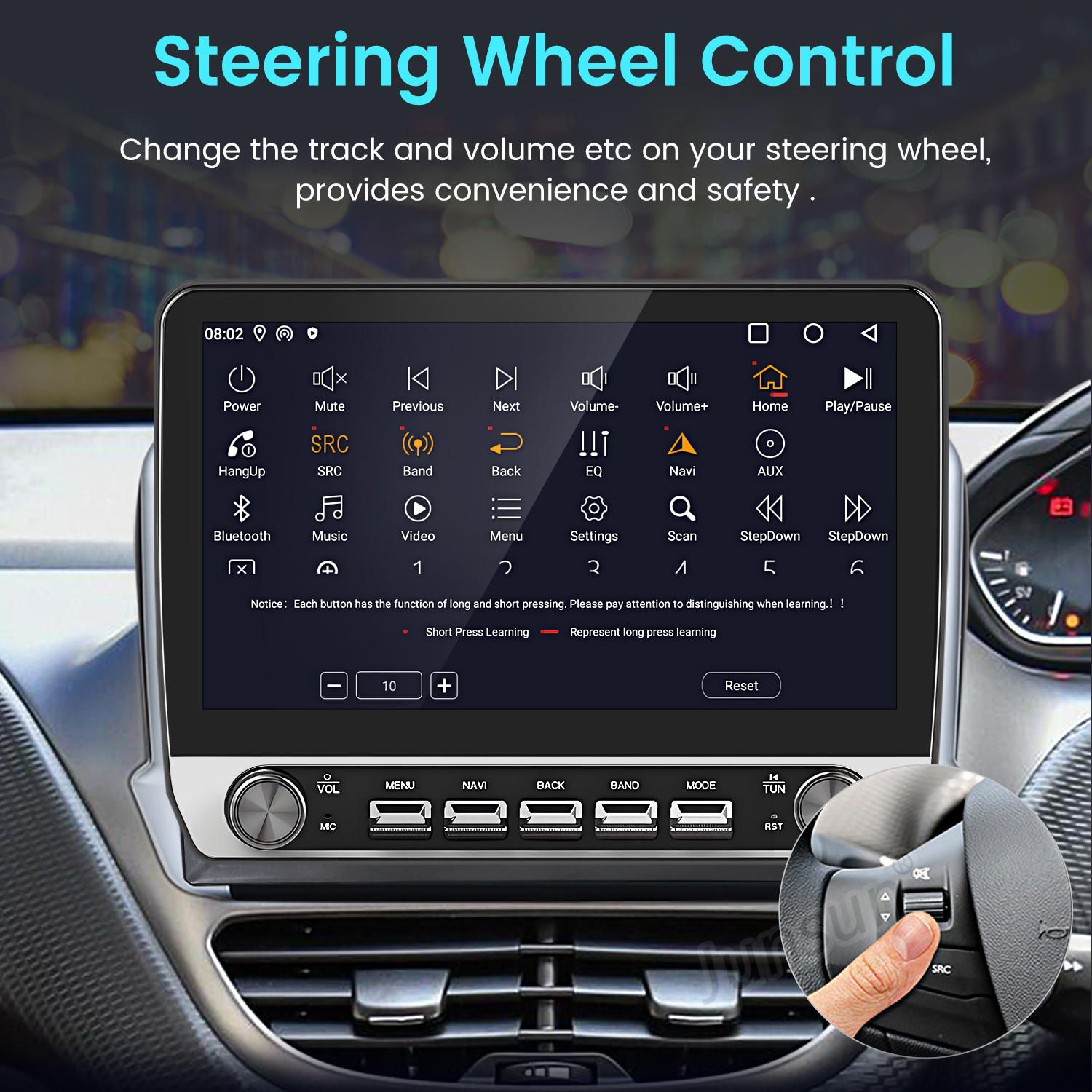 Interfaccia autoradio che mostra varie funzioni. Controllo del volante con la mano che aziona un pulsante. Lo schermo visualizza i controlli audio.