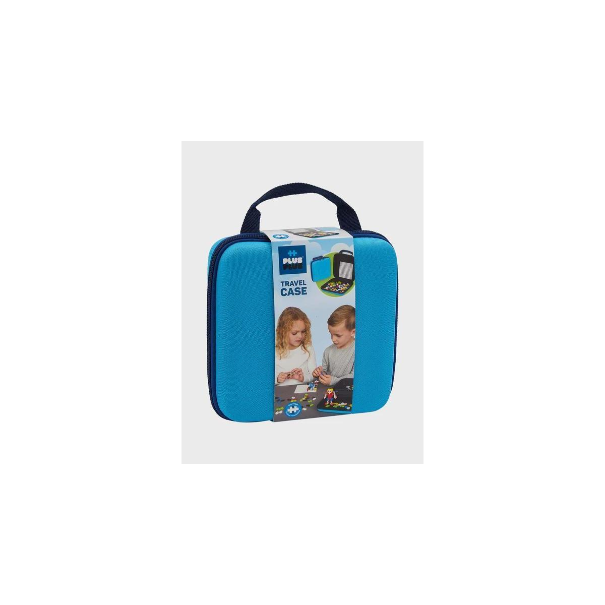 Una valigia da viaggio blu con manico. Un adesivo mostra due bambini che giocano con blocchi colorati. Testo: PLUS, TRAVEL CASE.