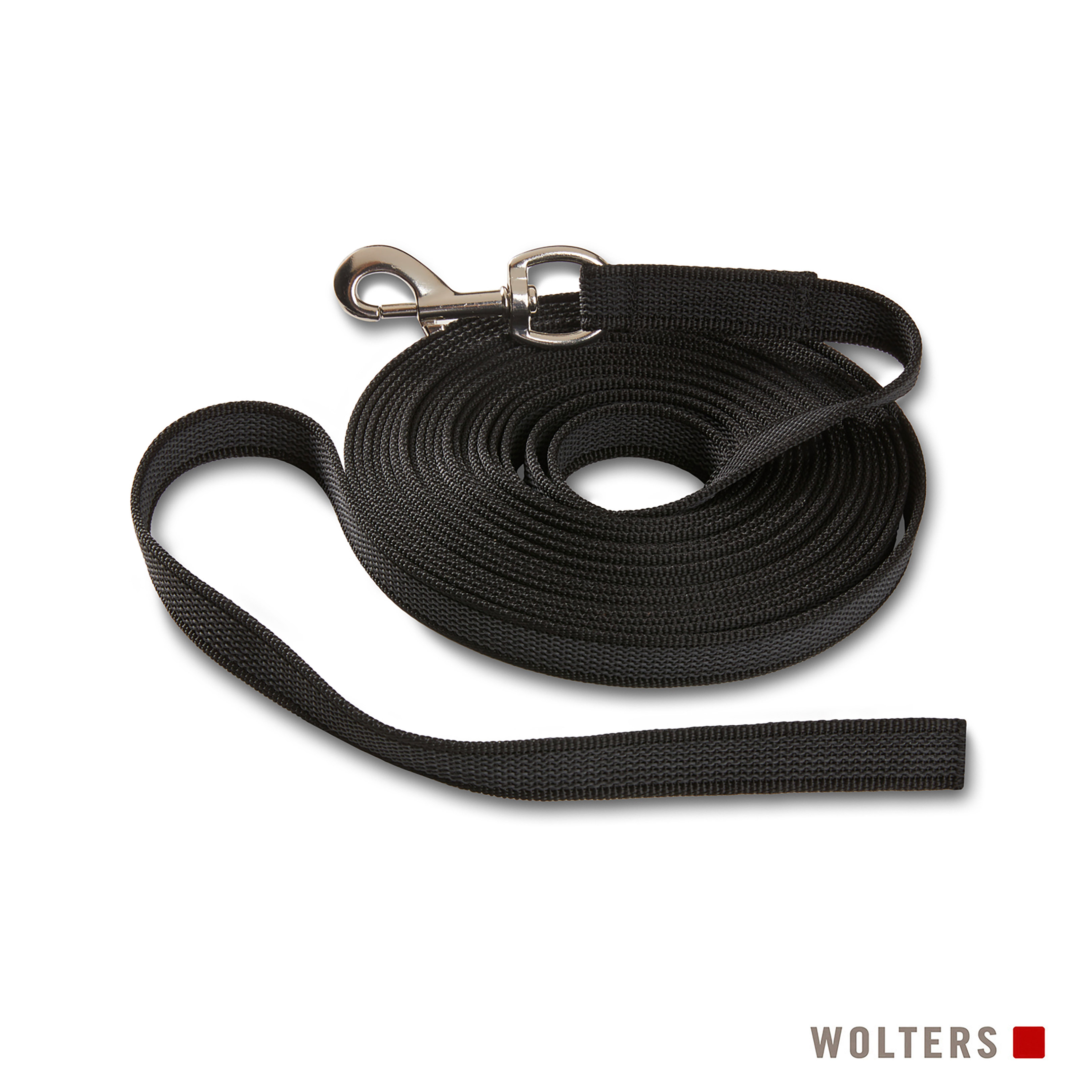Eine schwarze Hundeleine ist auf einer weißen Oberfläche aufgerollt. Oben befindet sich ein Metallverschluss. Der Markenname befindet sich unten.