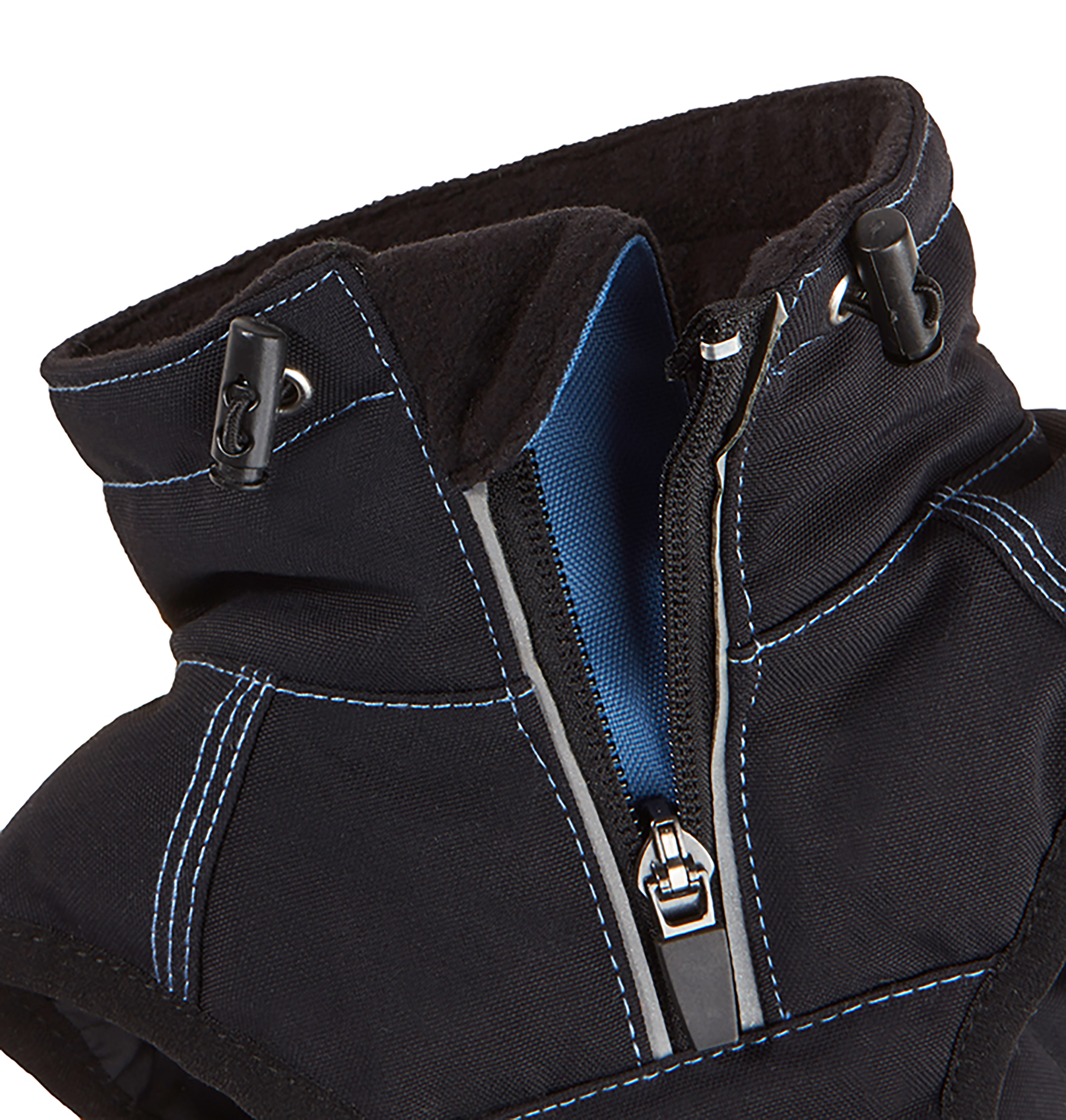 Nahaufnahme einer schwarzen Hundejacke. Sie hat einen Reißverschluss, blaue Nähte und einen schwarzen Kragen. Die Innenseite ist blau.