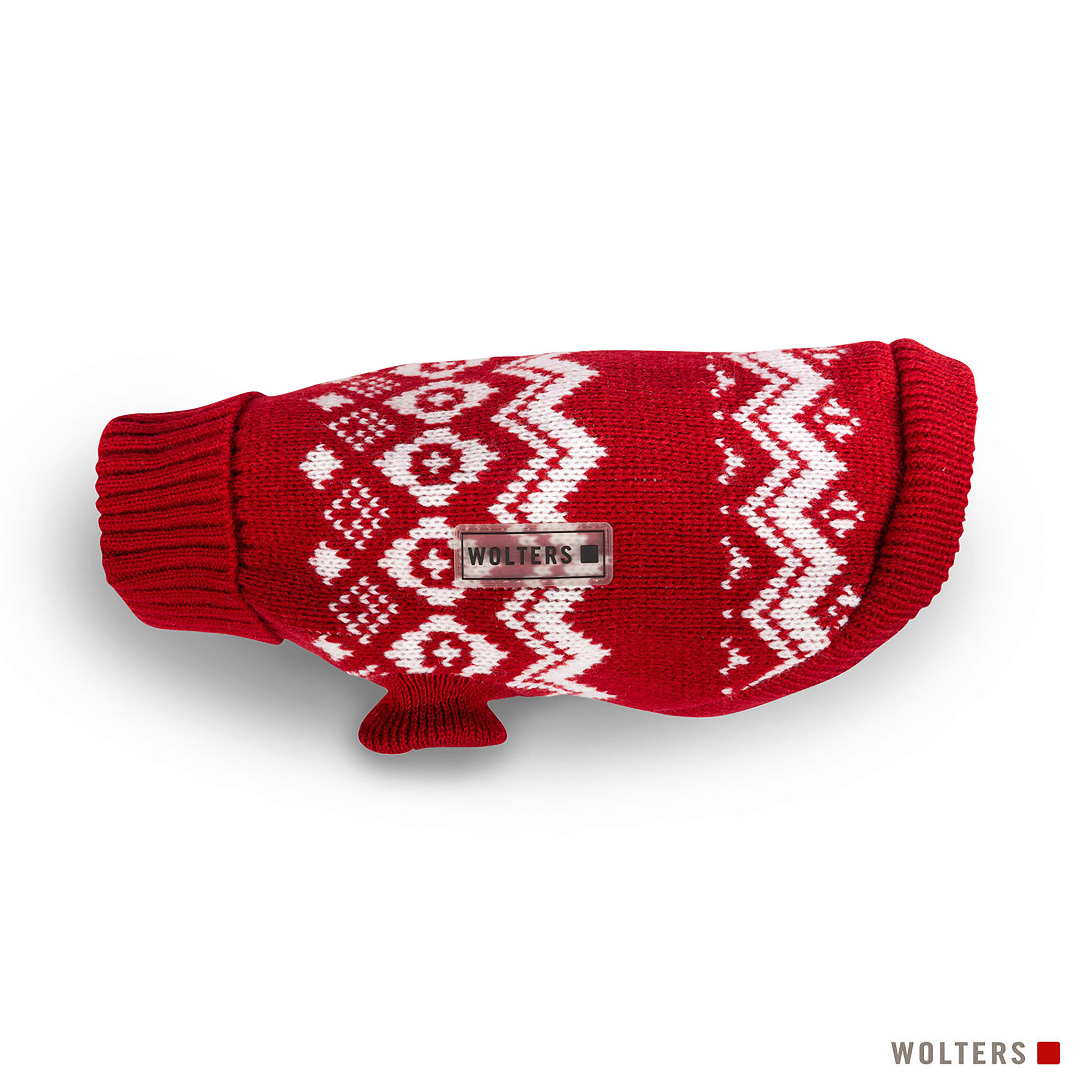 Roter Hundepullover mit weißem geometrischem Muster. Auf dem Pullover befindet sich ein 'Wolters'-Etikett. Weißer Hintergrund.