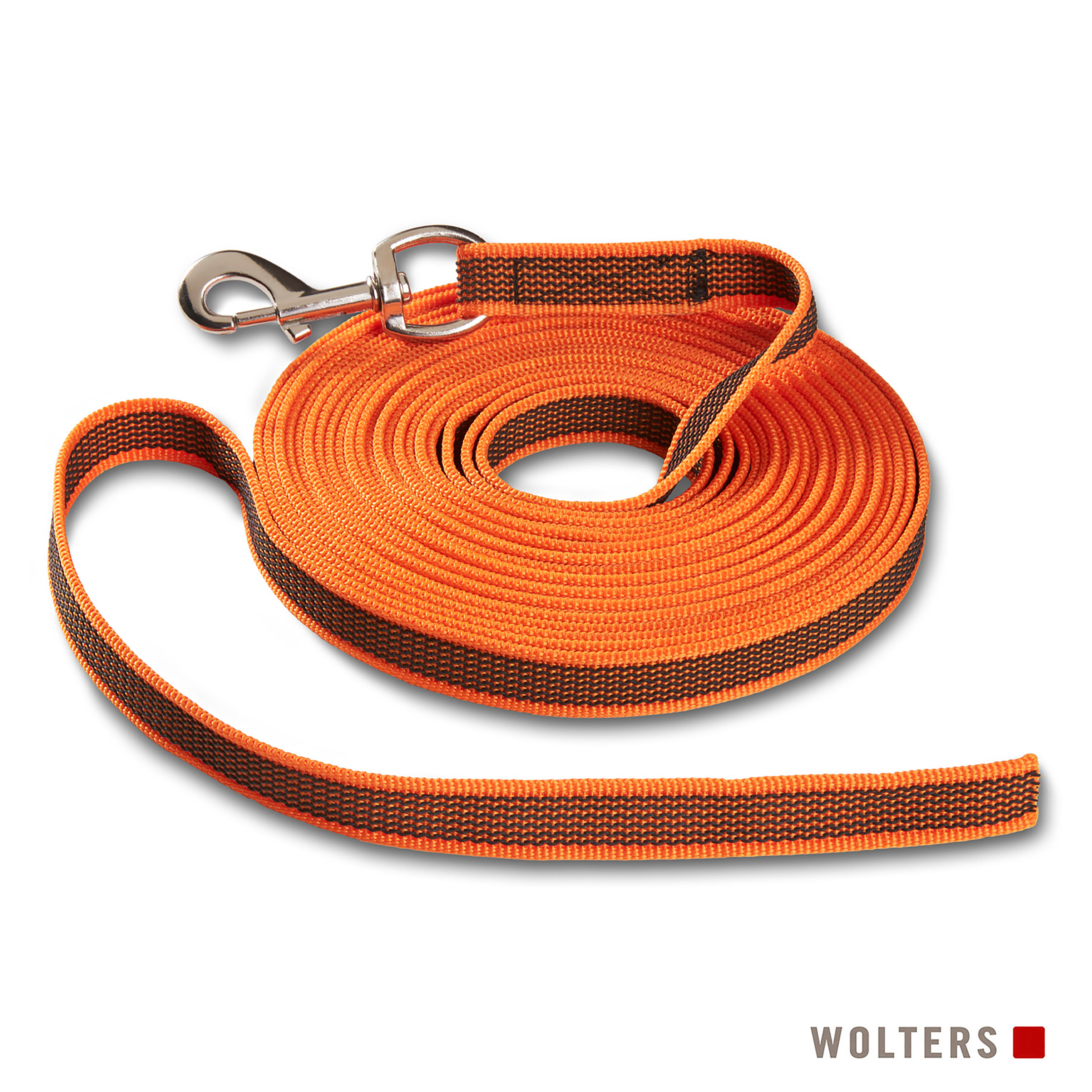 Eine orangefarbene Hundeleine mit schwarzen Streifen, aufgerollt auf weißem Grund. Ein silberner Verschluss und der Markenname Wolters sind sichtbar.