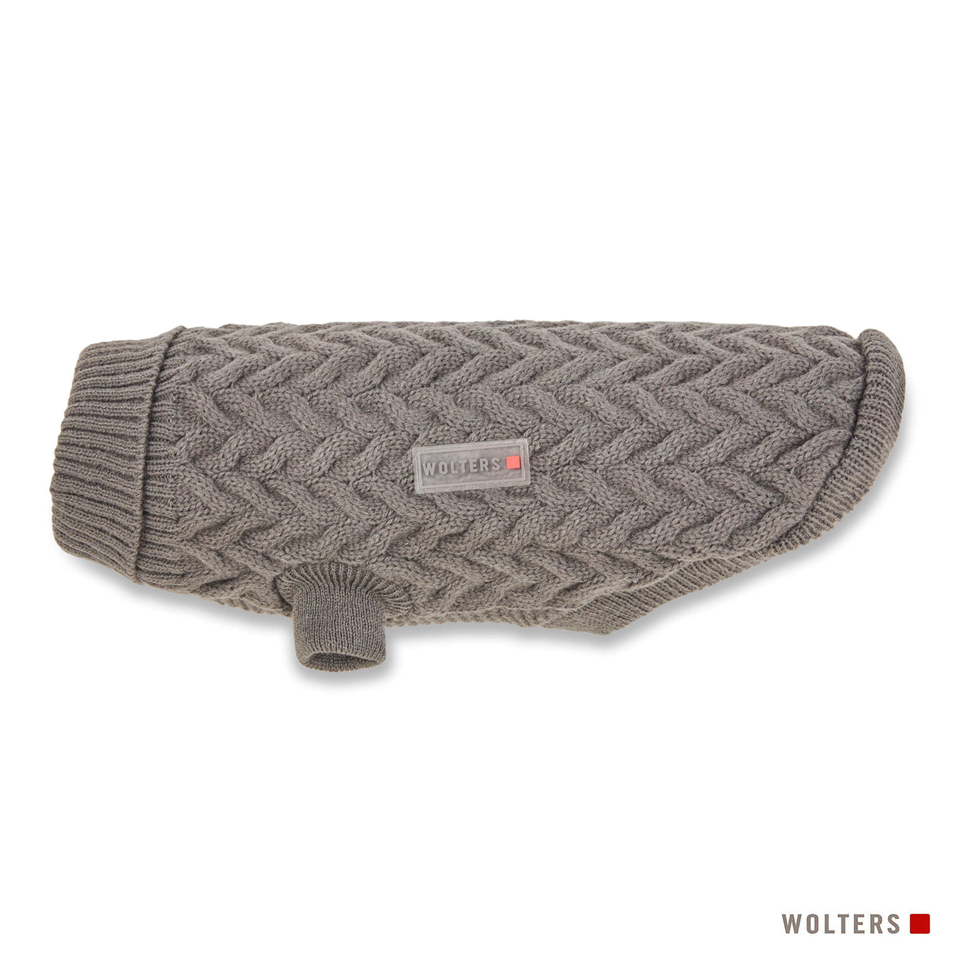 Grauer Hundepullover mit Zopfmuster. Er hat ein Wolters-Logo und eine kleine Öffnung für eine Leine.