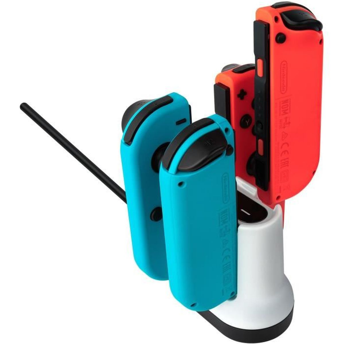 Una estación de carga con dos mandos Joy-Con de Nintendo Switch turquesa y uno rojo. También hay un cable de carga negro.
