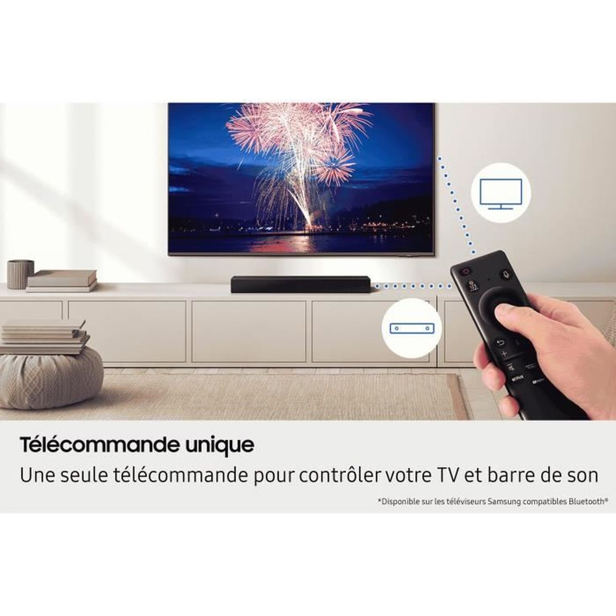 Eine Hand hält eine Fernbedienung. Der Fernseher zeigt ein Feuerwerk. Eine Soundbar befindet sich unter dem Fernseher. Text: 'Eine Fernbedienung'.