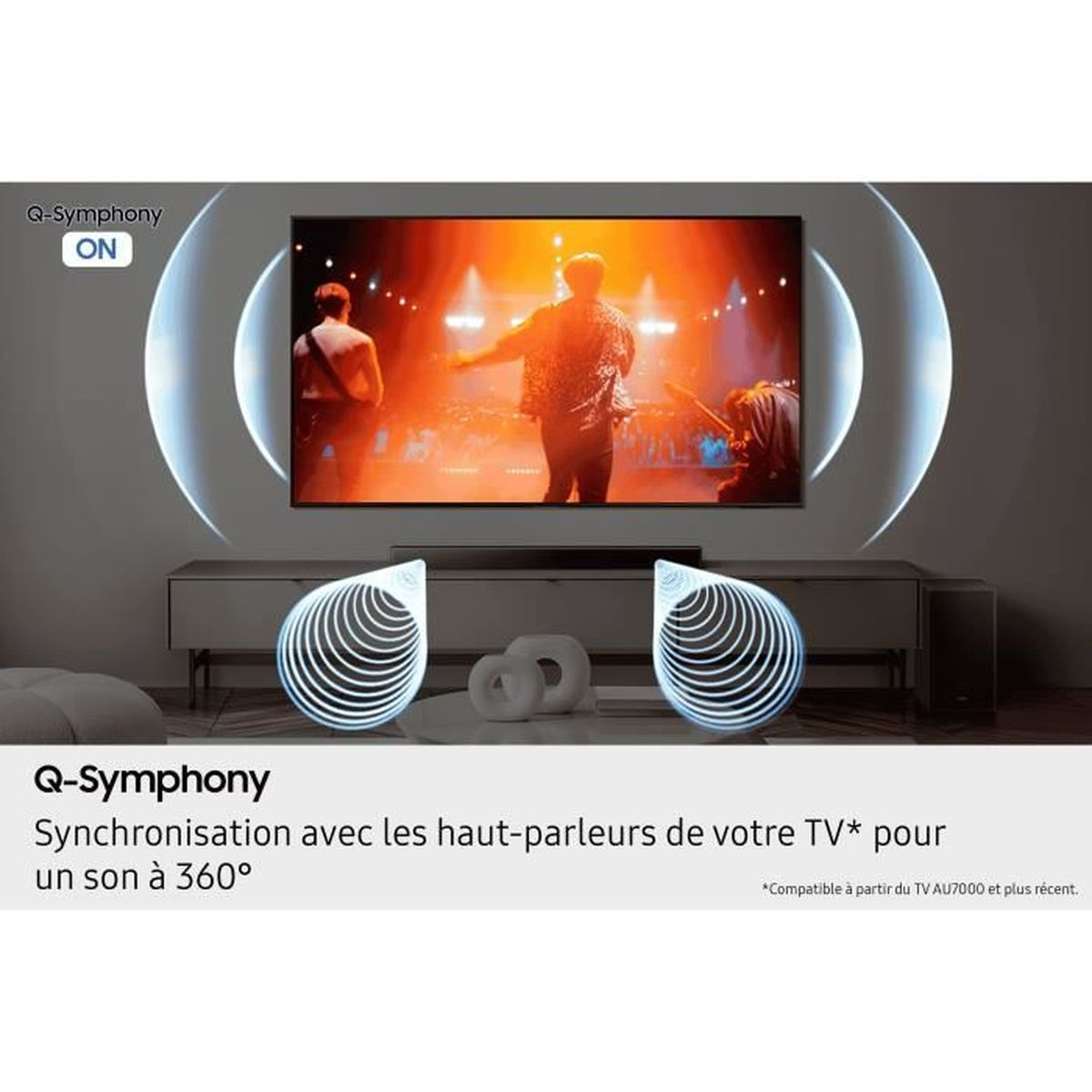 Un televisore mostra una scena di concerto. Altoparlanti posizionati sotto e ai lati, con grafici di onde sonore. Funzione Q-Symphony evidenziata.