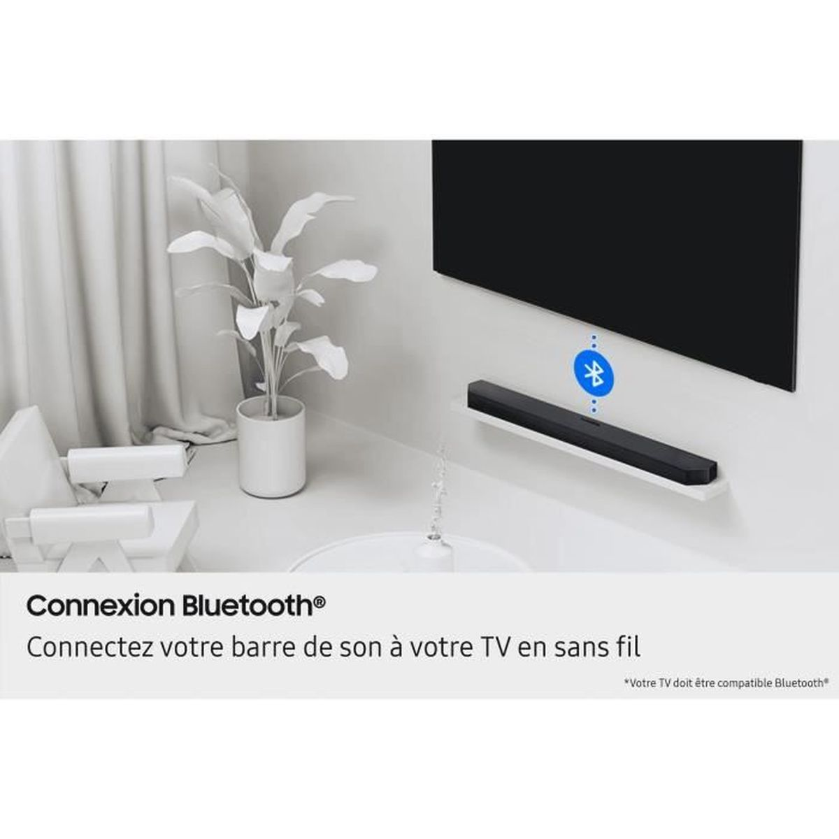 Modernes Wohnzimmer-Setup. Ein Fernseher, eine Soundbar und eine Pflanze sind sichtbar. Bluetooth-Pairing-Symbol. Text: Verbinden Sie Ihre Soundbar kabellos mit Ihrem Fernseher.