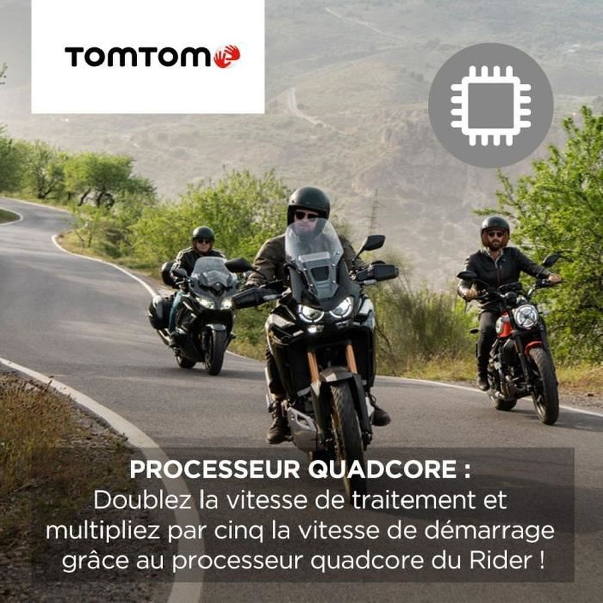 Drei Motorradfahrer fahren auf einer kurvenreichen Straße. Das TomTom-Logo befindet sich oben links. Text über einen Quad-Core-Prozessor unten.
