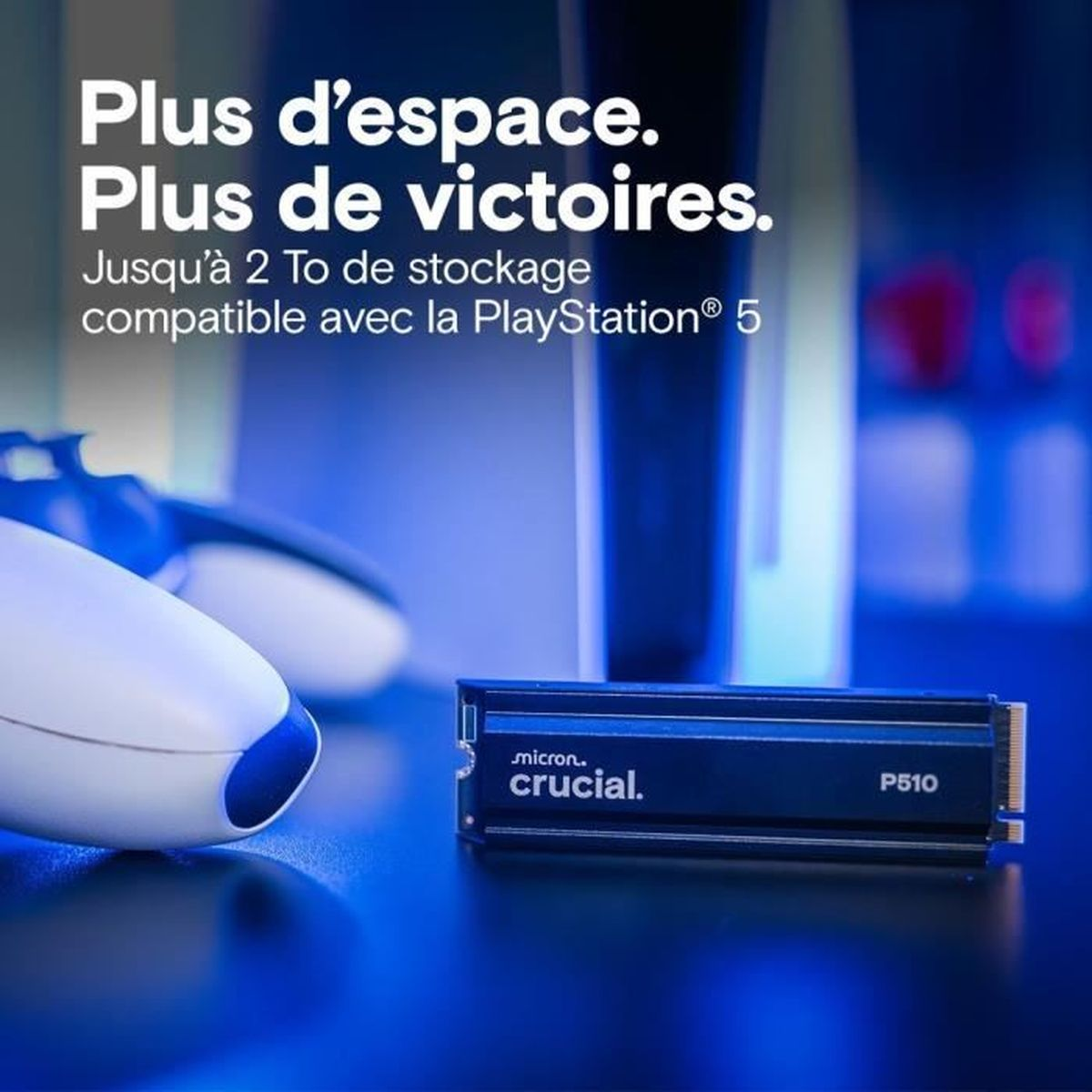 Werbung zeigt eine Crucial P510 SSD, einen PS5-Controller und französischen Text über Speicherkapazität für PS5.