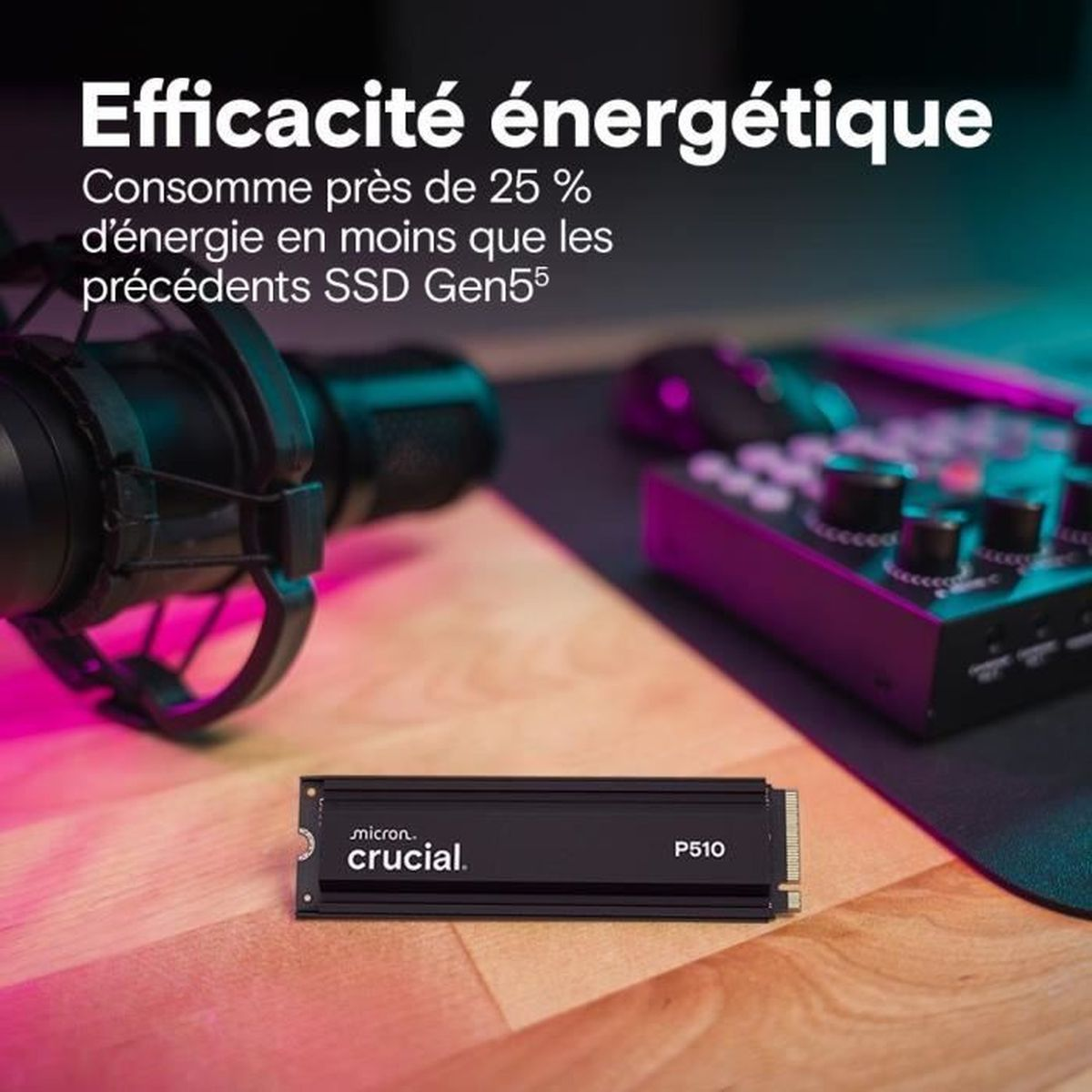 Das Bild zeigt eine Crucial P510 SSD auf einer Holzoberfläche. Text hebt die Energieeffizienz hervor. Weitere Elemente sind ein Mikrofon und ein Audiomixer.