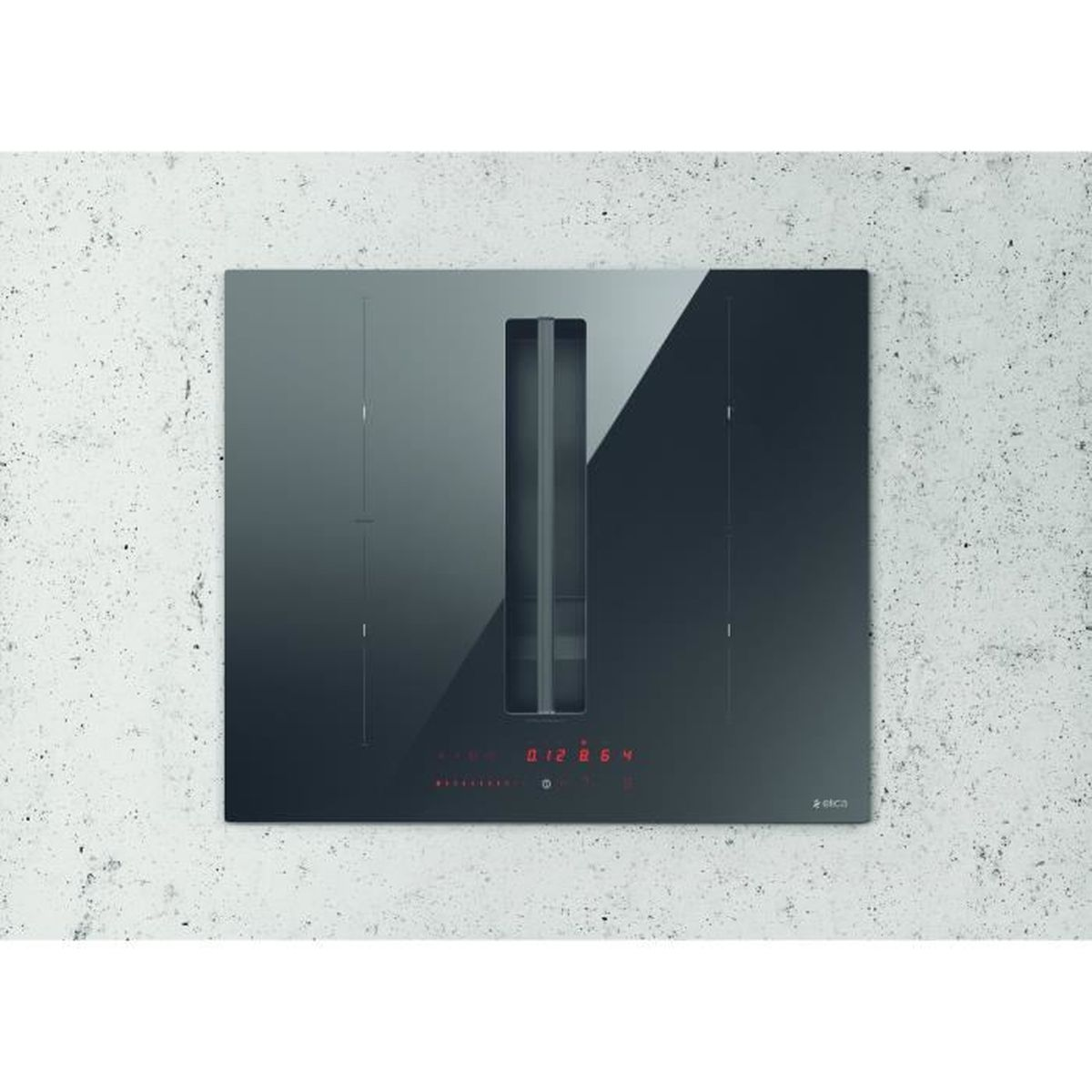 Czarna płyta grzewcza ze zintegrowanym wyciągiem, czerwony wyświetlacz cyfrowy, na teksturowanej szarej ścianie. Nowoczesny design.