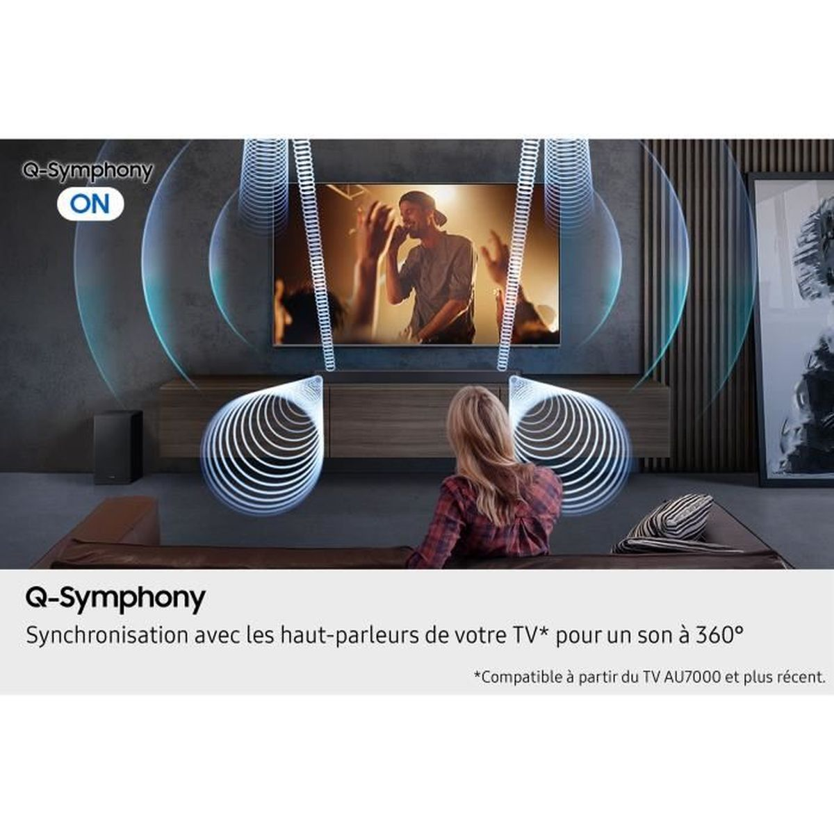 Eine Frau schaut auf einen Fernsehbildschirm. Der Fernseher zeigt einen Sänger auf der Bühne. Das Q-Symphony-Logo ist vorhanden.