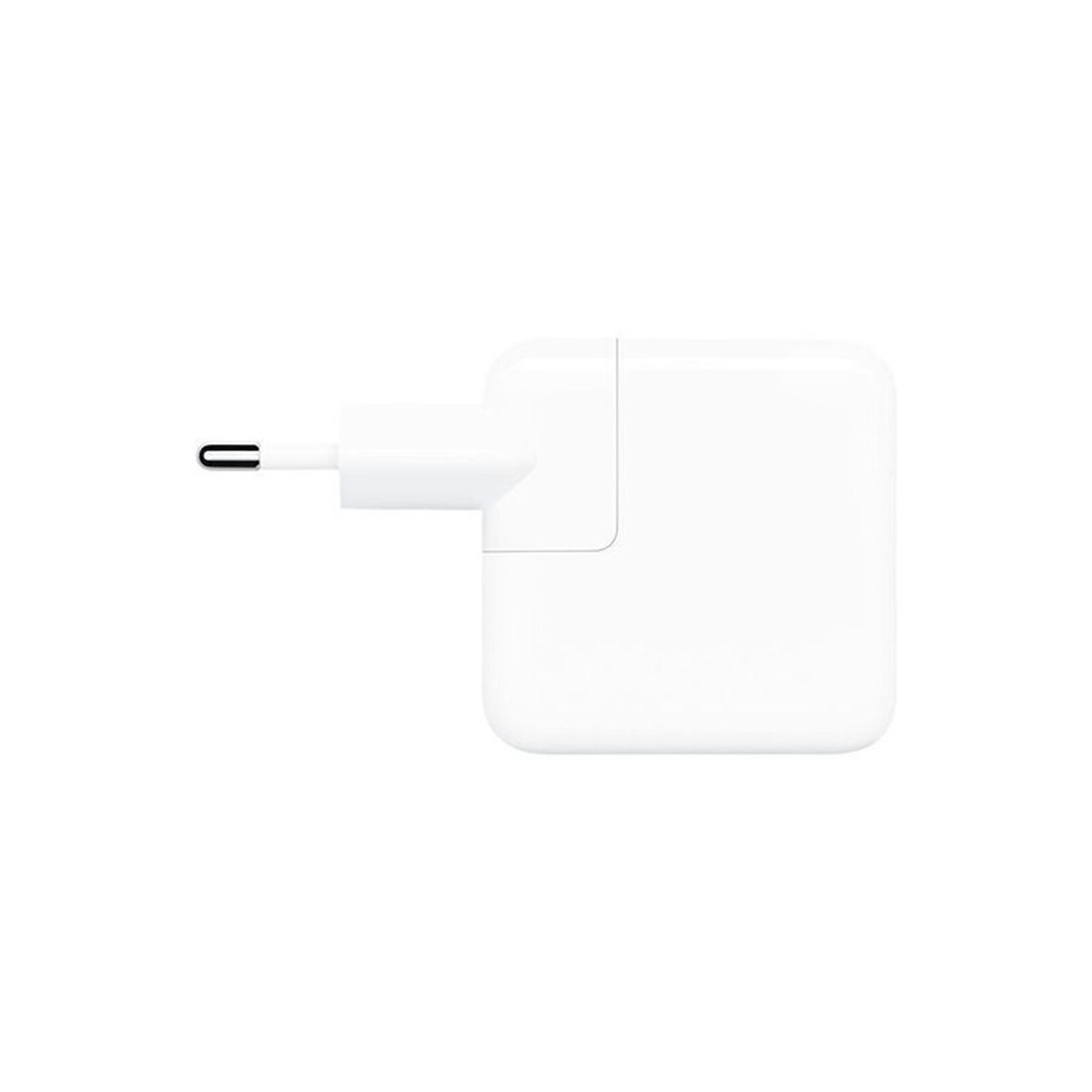 Un caricabatterie Apple bianco su sfondo bianco. Il caricabatterie ha una spina a due poli e un'unità di ricarica quadrata.