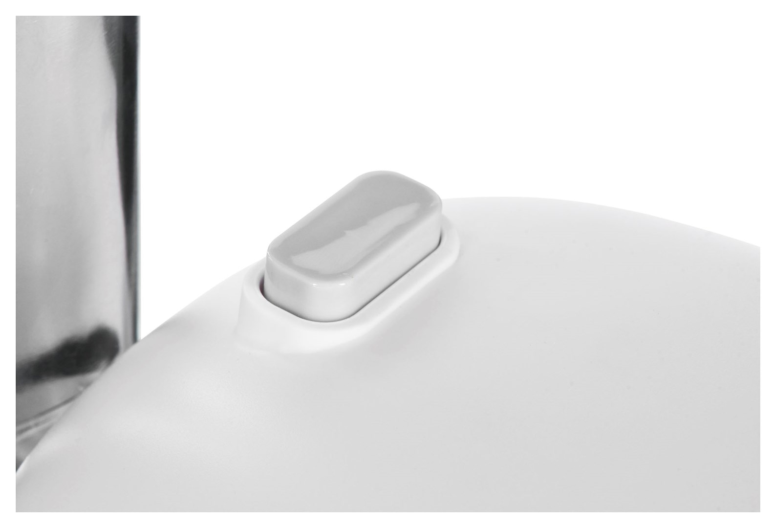 Zbliżenie białej powierzchni z szarym przyciskiem. Po lewej stronie błyszczący metalowy cylinder. Tło jest białe.