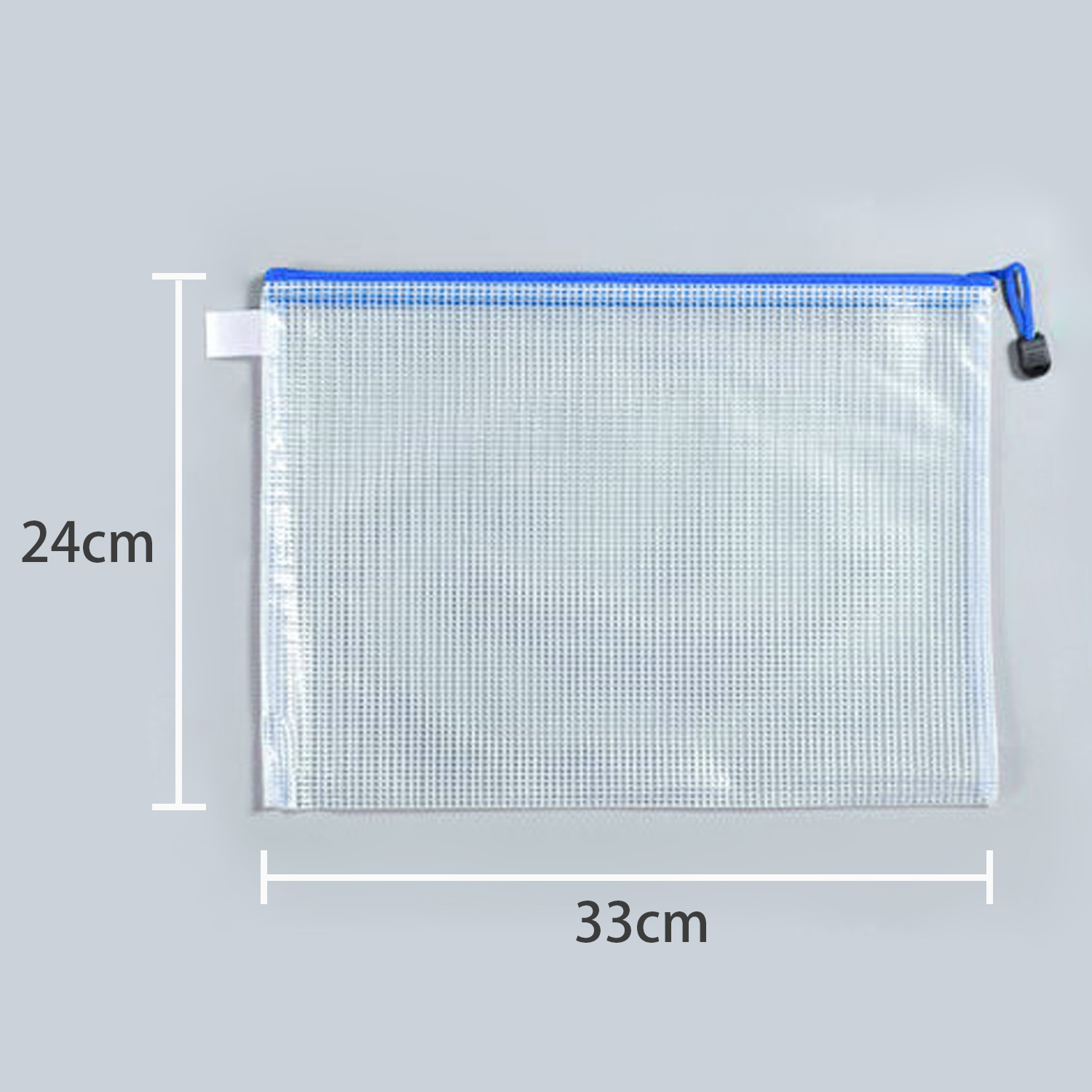 Przezroczysta siatkowa torba z niebieskim wykończeniem, niebieskim zamkiem błyskawicznym i białą etykietą. Wymiary: 24 cm wysokości i 33 cm szerokości.