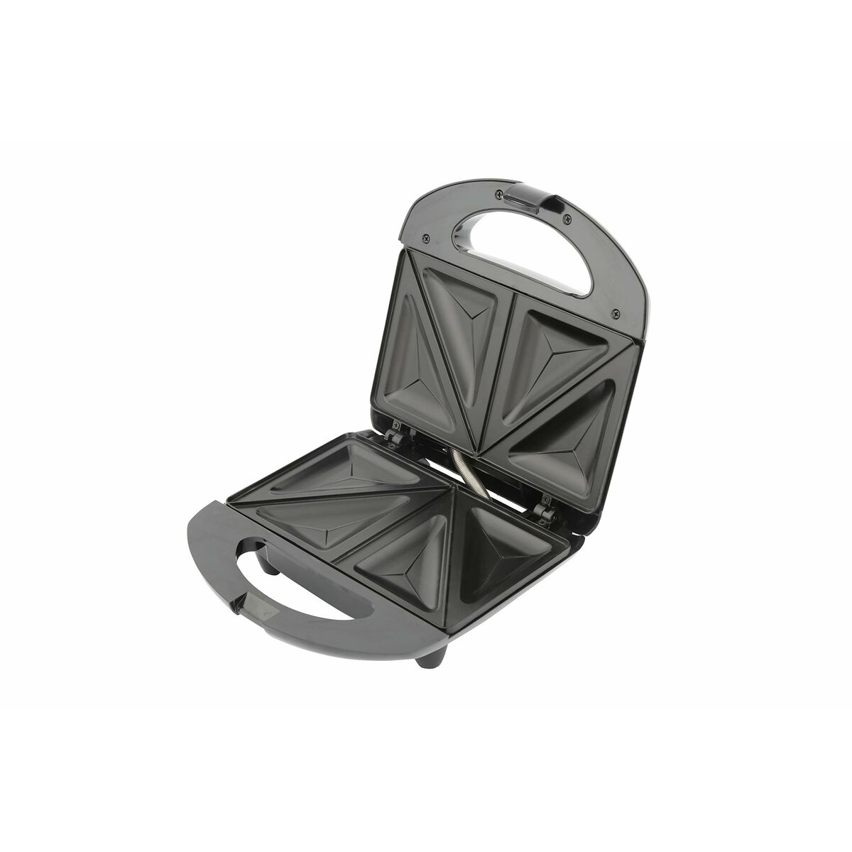 Una macchina per sandwich nera è aperta, mostrando piastre di cottura triangolari. La maniglia è sul lato sinistro, lo sfondo è bianco.