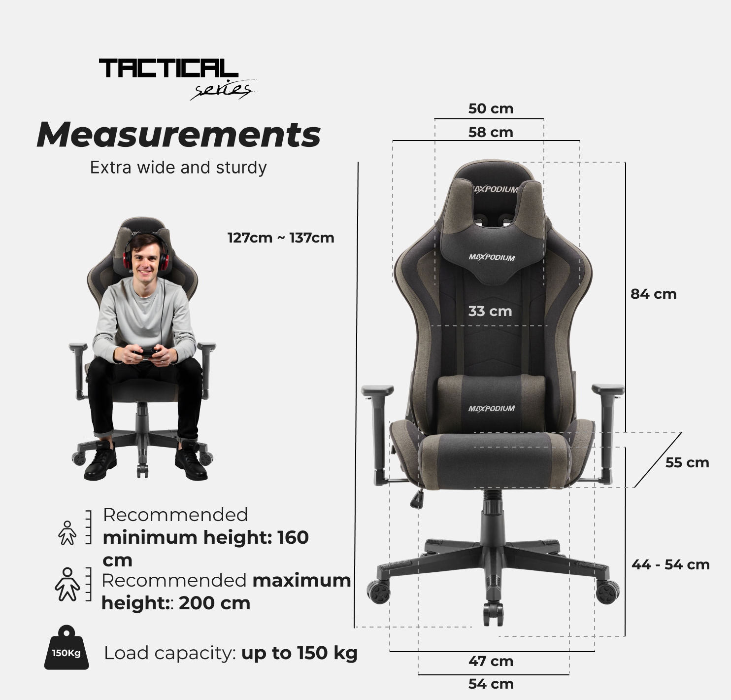 Une personne assise dans une chaise gaming. La chaise affiche des dimensions et des mesures. Elle a un design noir et gris avec un logo.
