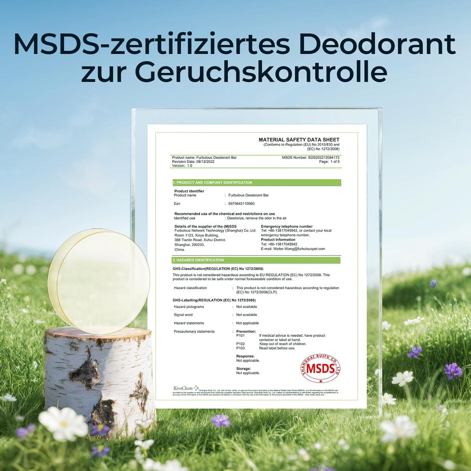 Ein weißes Sicherheitsdatenblatt auf einem Holzscheit. Das Dokument enthält Produkt- und Sicherheitsdaten. Blumen sind im Vordergrund.