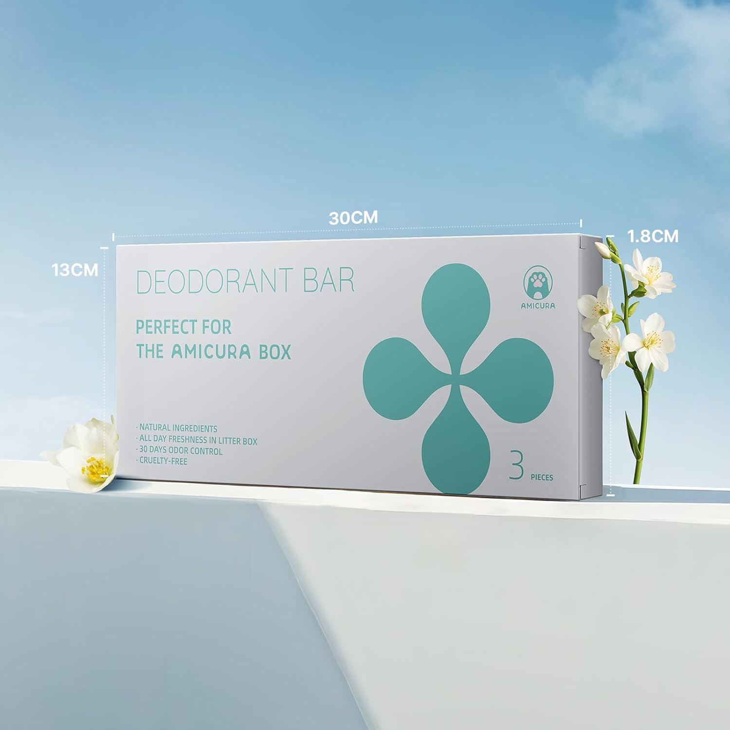 Eine weiße Schachtel mit tealfarbener Grafik und dem Text 'DEODORANT BAR'. Sie hat rechts einen Blumenstiel und beschriftete Maße.