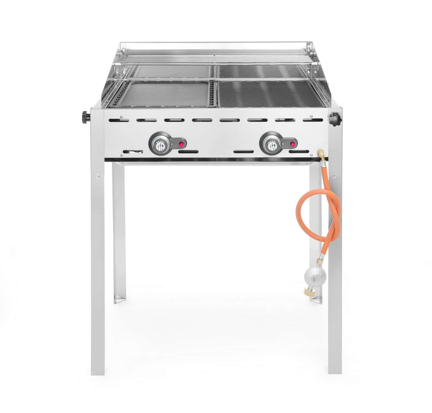 Ein Edelstahlgrill auf Beinen, mit Rosten, Bedienknöpfen und einem orangen Gasschlauch. Der Hintergrund ist schlicht weiß.
