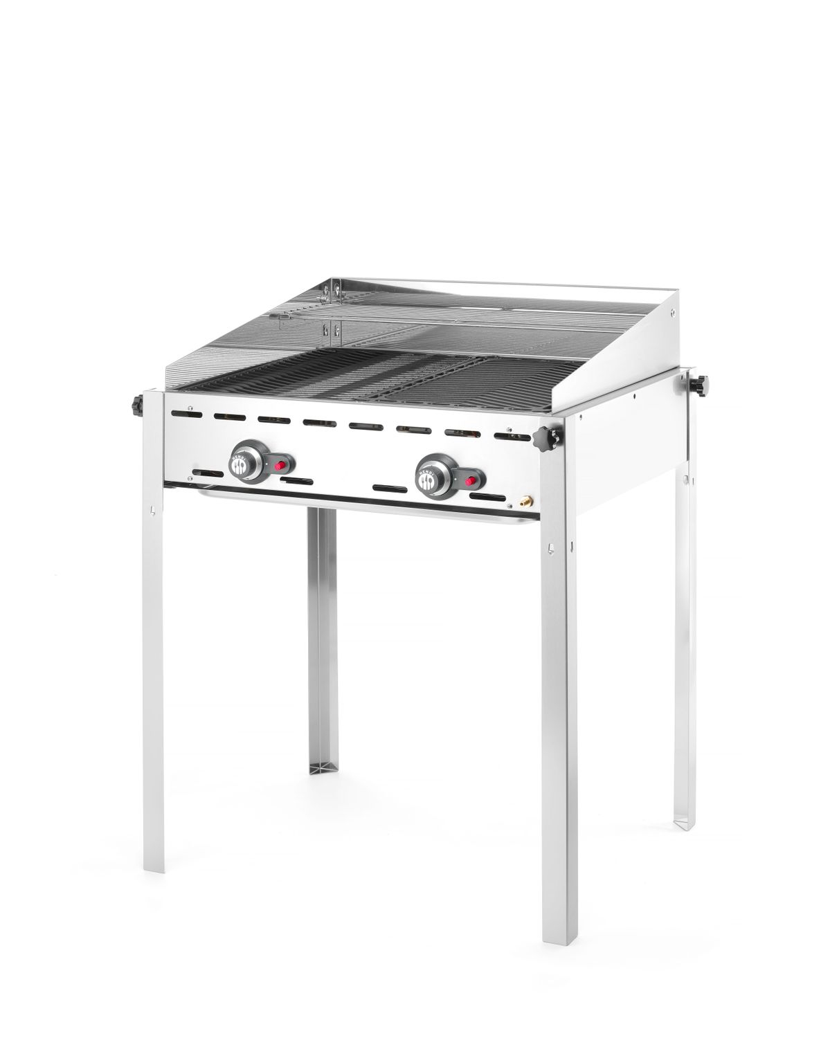 Ein Edelstahlgrill mit Rosten, Knöpfen und Beinen steht vor weißem Hintergrund, mit einem leicht abgewinkelten Design.