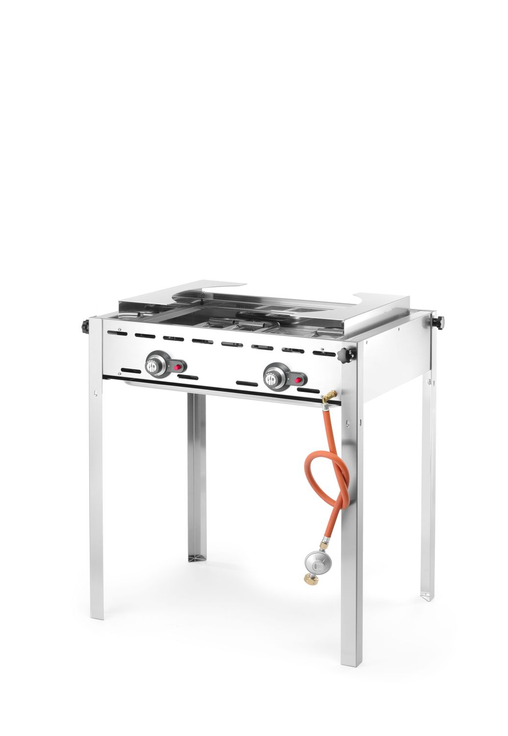 Edelstahl-Gasgrill für den Außenbereich mit zwei Brennern, Knöpfen und einem angeschlossenen orangenen Gasschlauch auf weißem Hintergrund.
