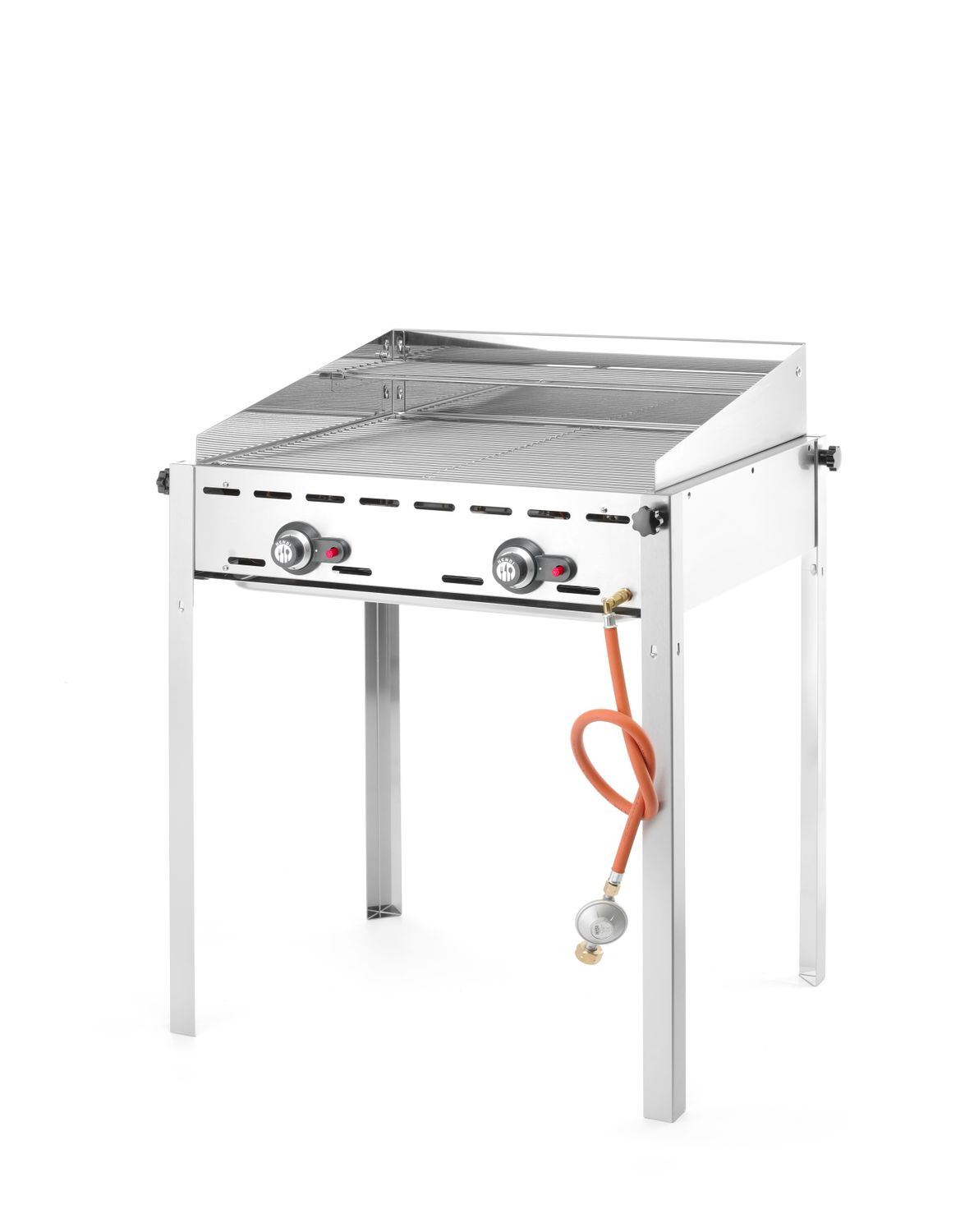 Ein Gasgrill aus Edelstahl mit zwei Brennern, einem Grillrost und einem orangen Gasschlauch, vor weißem Hintergrund.