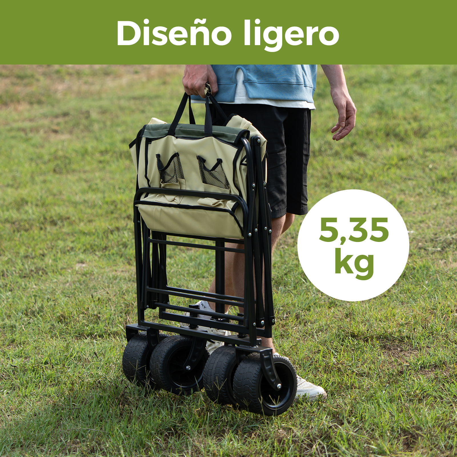 Una persona sostiene un vagón plegado con una bolsa beige. El vagón está sobre hierba, y el texto '5,35 kg' está en un círculo.