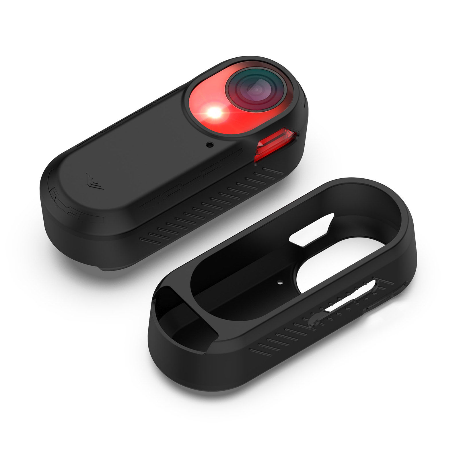 Action cam nera con lente rossa. Una custodia nera staccata è accanto alla fotocamera. Sfondo bianco.